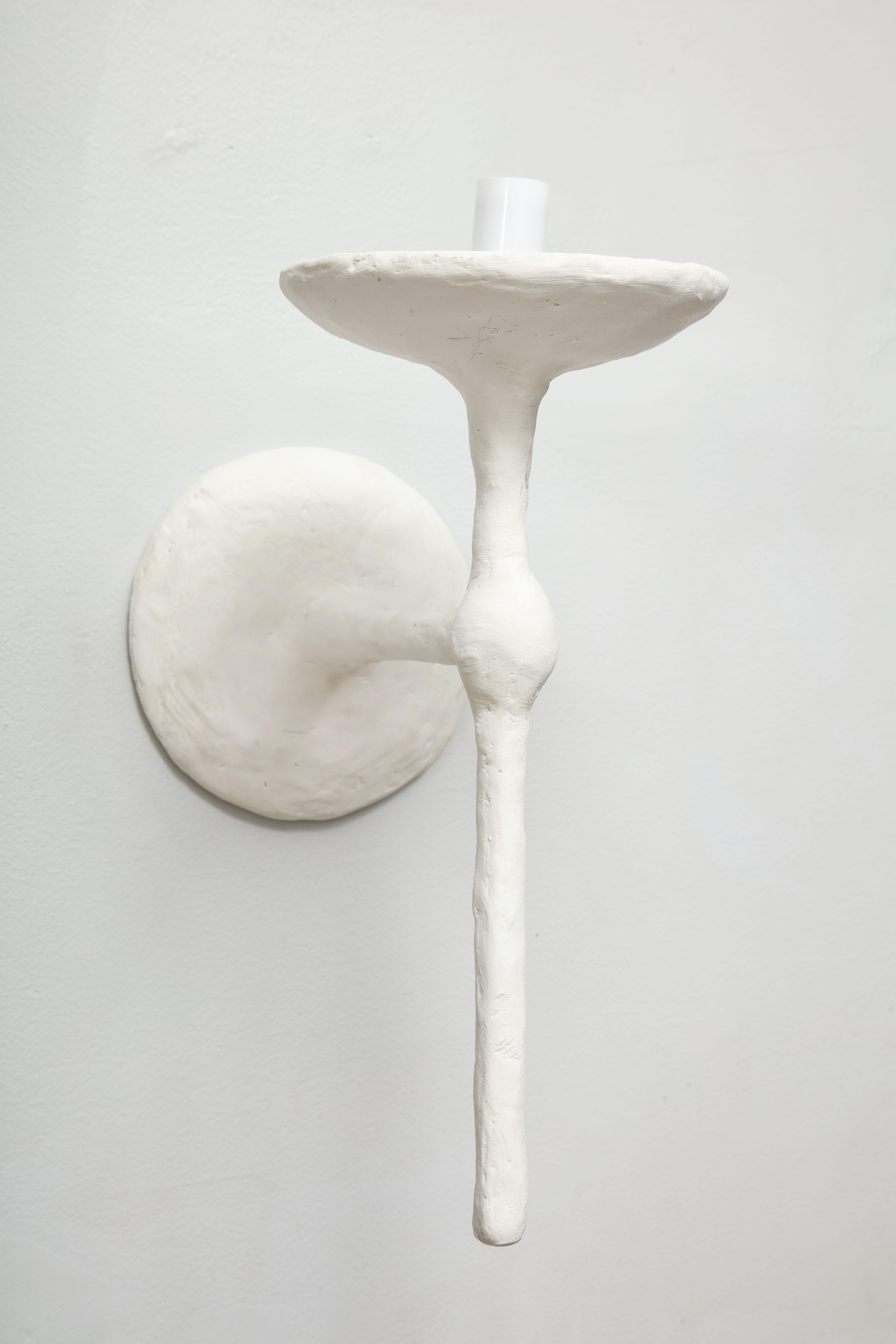 XXIe siècle et contemporain Paire d'appliques personnalisées en plâtre à un bras en forme d'applique à la manière de Giacometti en vente