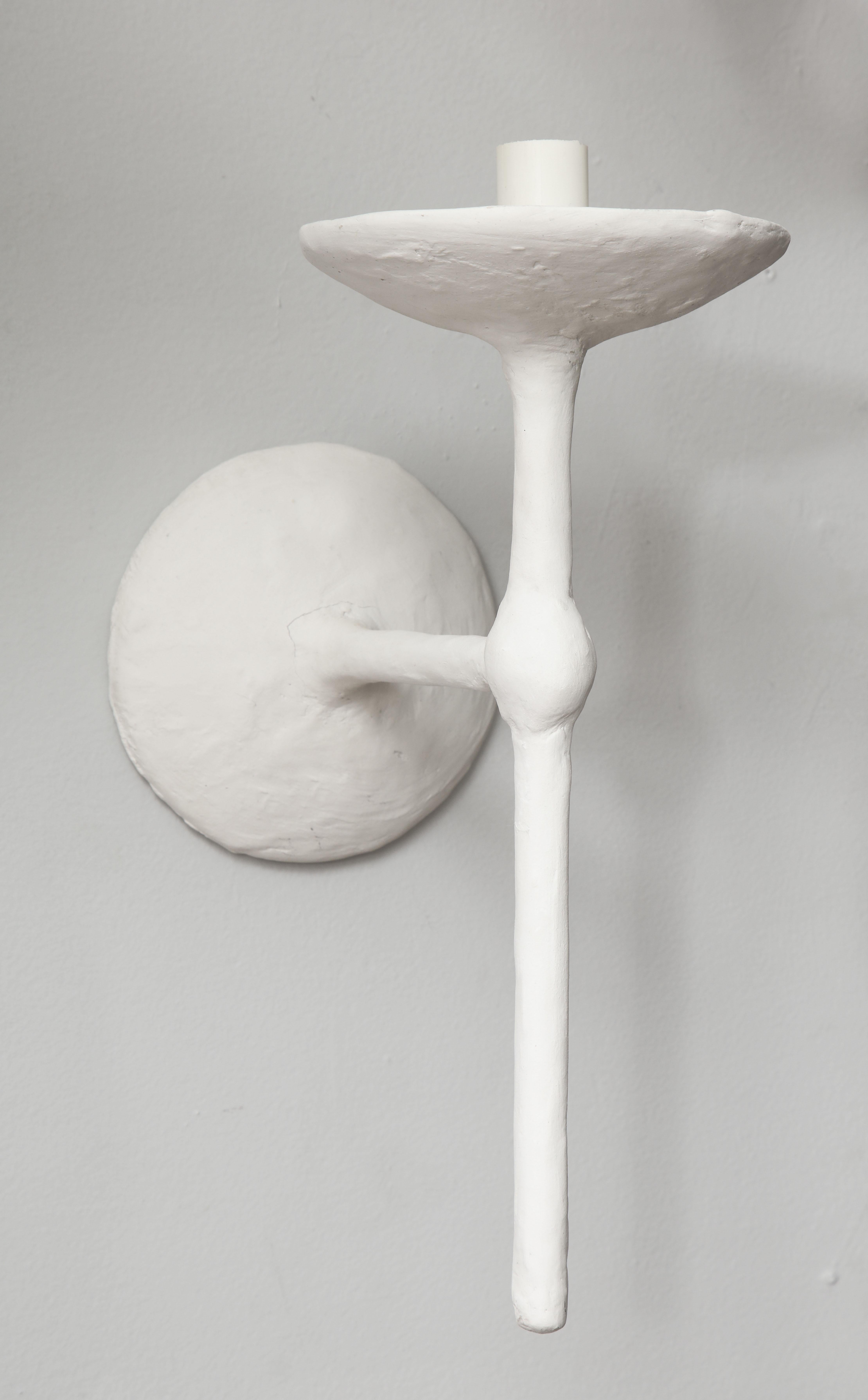 Plâtre Paire d'appliques personnalisées en plâtre à un bras en forme d'applique à la manière de Giacometti en vente