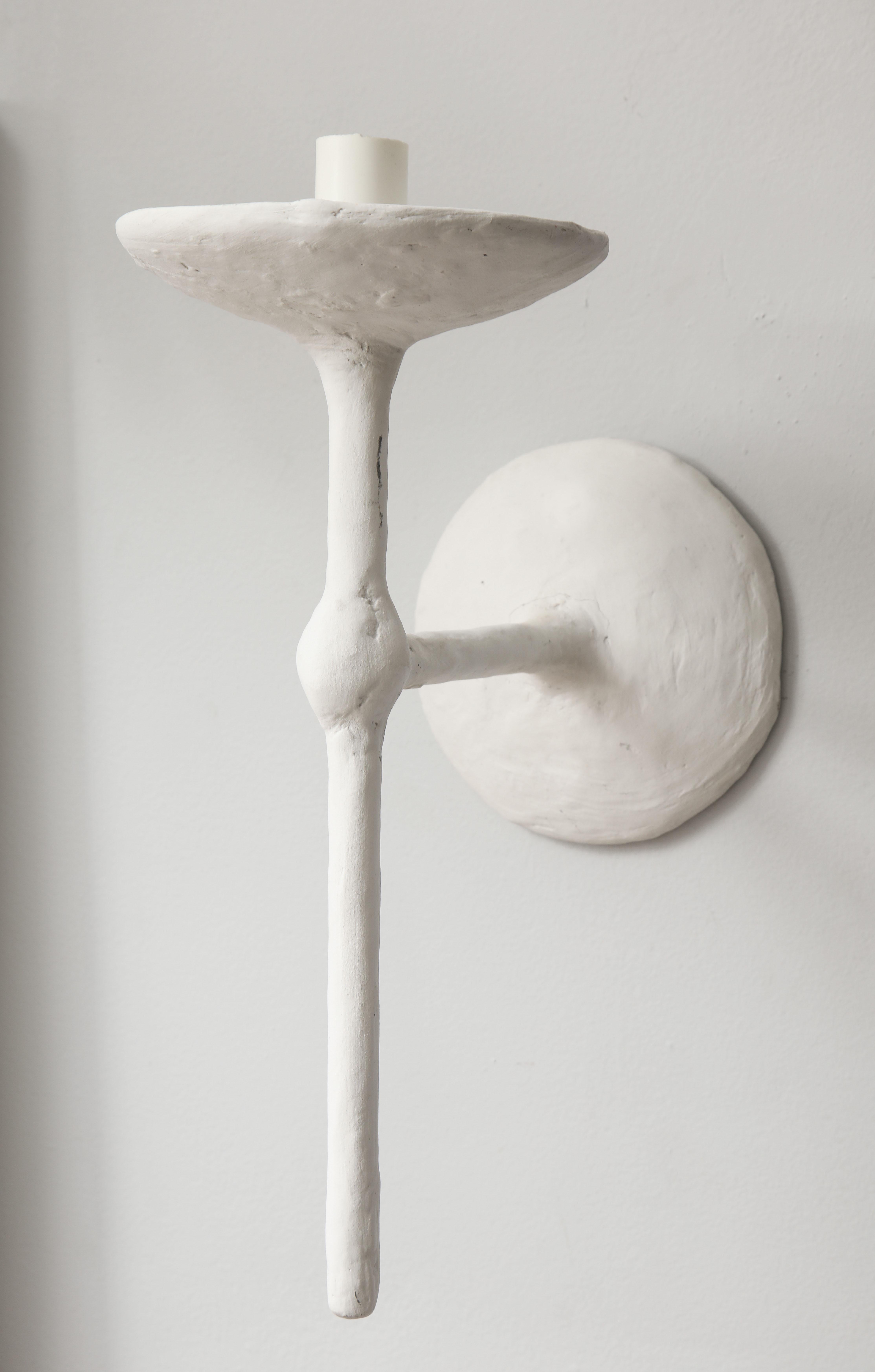 Individuelles Paar einarmiger Gips-Wandleuchter in der Art von Giacometti (Moderne) im Angebot