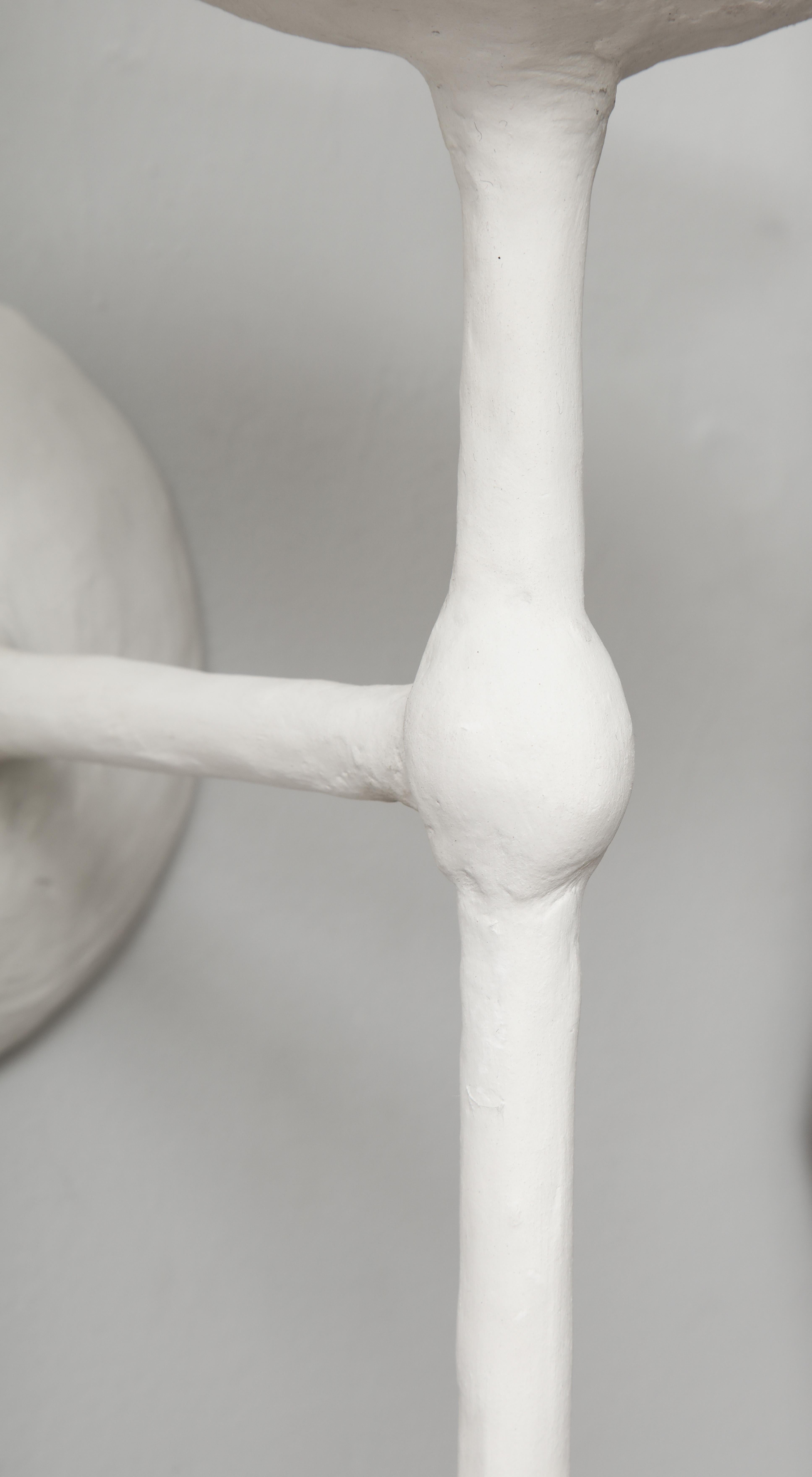 Individuelles Paar einarmiger Gips-Wandleuchter in der Art von Giacometti im Angebot 1