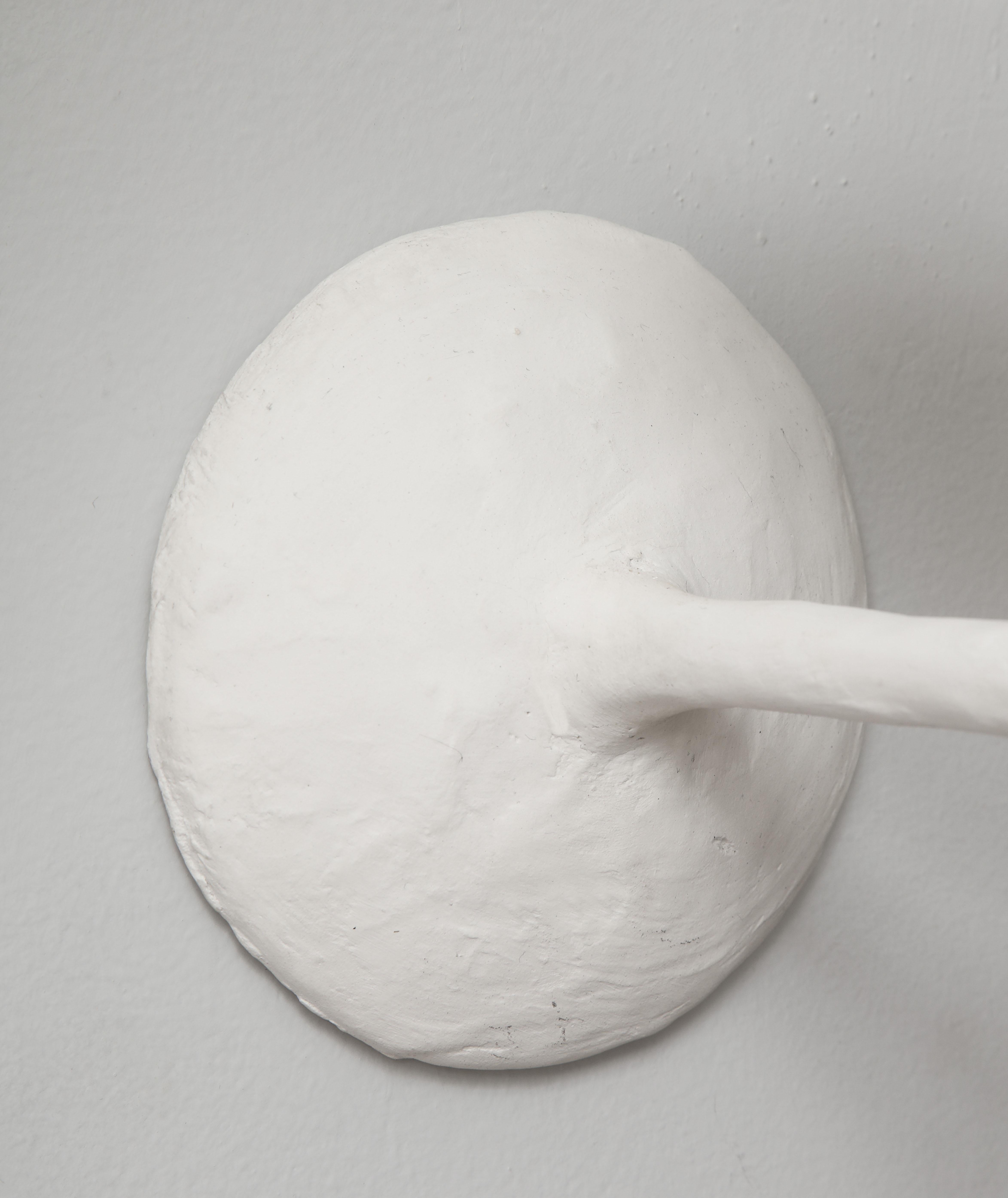 Paire d'appliques personnalisées en plâtre à un bras en forme d'applique à la manière de Giacometti en vente 1