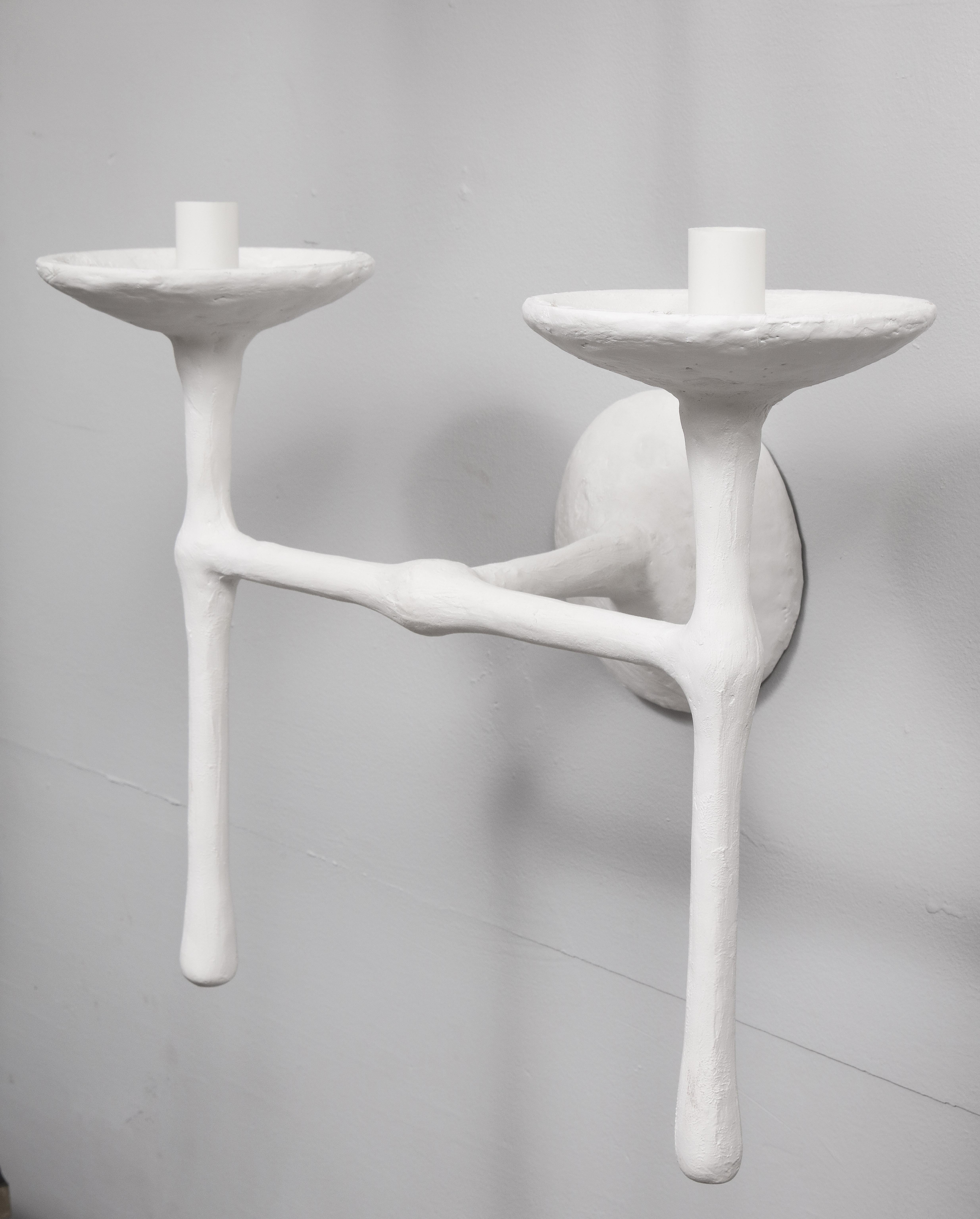 Paire personnalisée d'appliques en plâtre à deux bras dans le style de Giacometti en vente 2