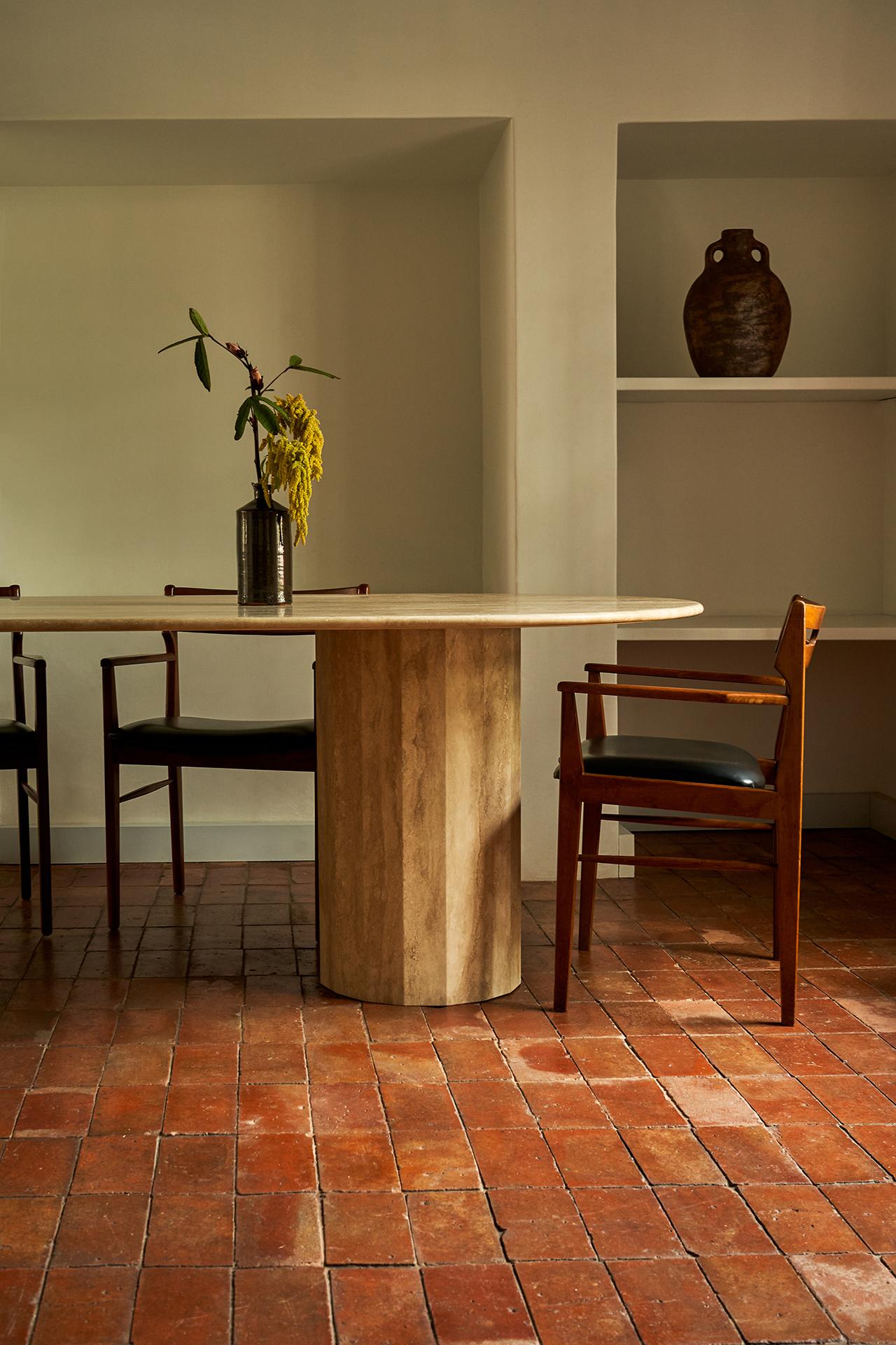 La mesa multitarea Palladian ejemplifica el compromiso de Kasteel de elevar la sencillez. Su versatilidad, silueta pura, proporciones elegantes y textura llamativa la hacen adecuada para una amplia gama de aplicaciones y entornos. Fabricada con un