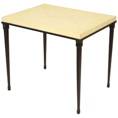 Custom maßgefertigter Tisch mit Pergamentplatte und Eisenfuß