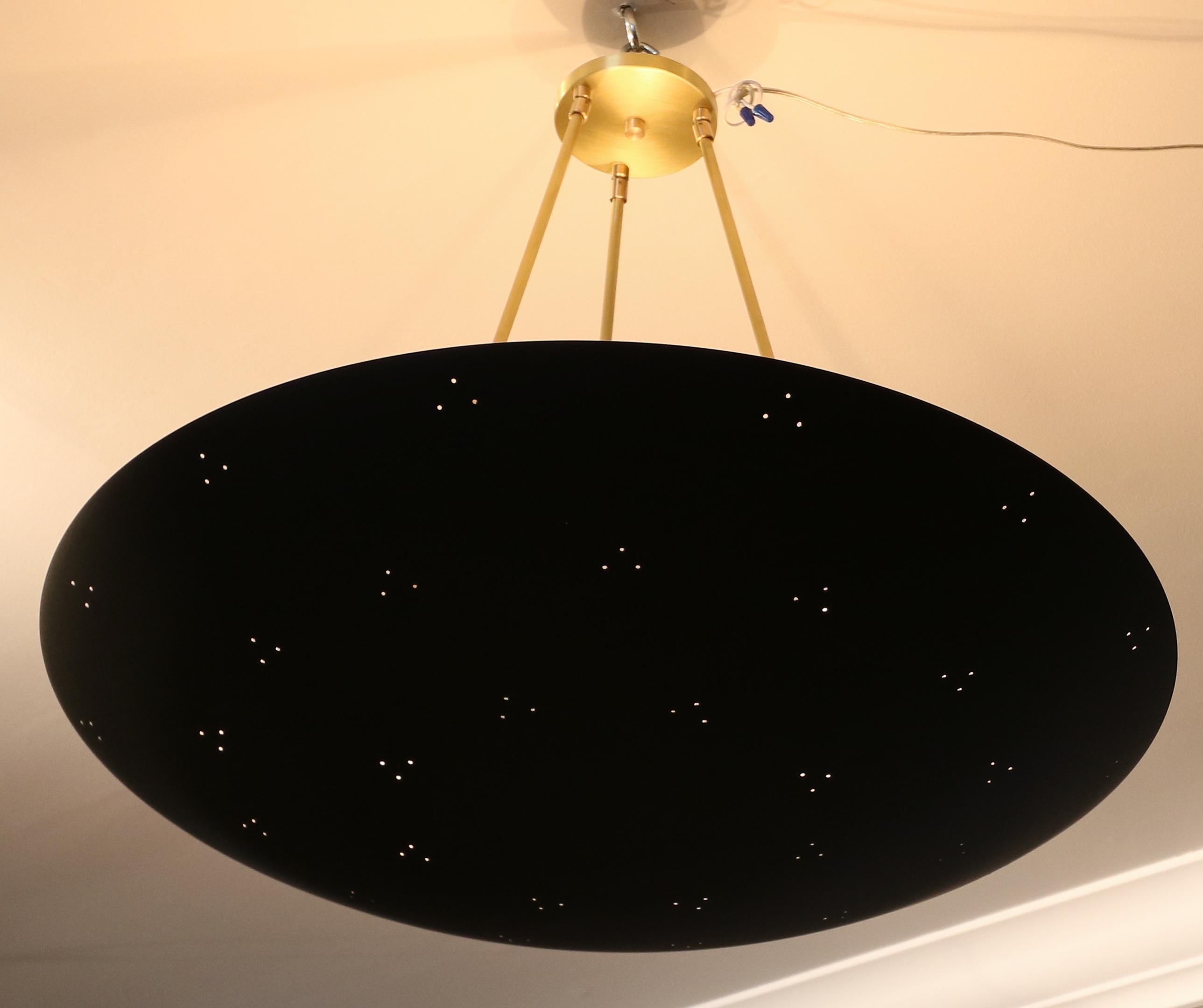 Americano Lampadario a sospensione conico/convesso in ottone e metallo nero traforato personalizzato in vendita