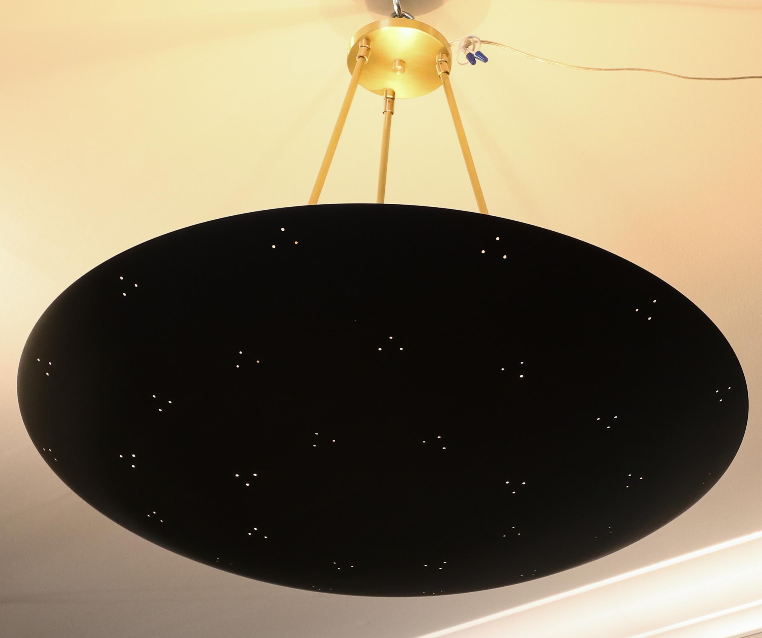 Lampadario a sospensione conico/convesso in ottone e metallo nero traforato personalizzato In condizioni Nuovo in vendita a Los Angeles, CA