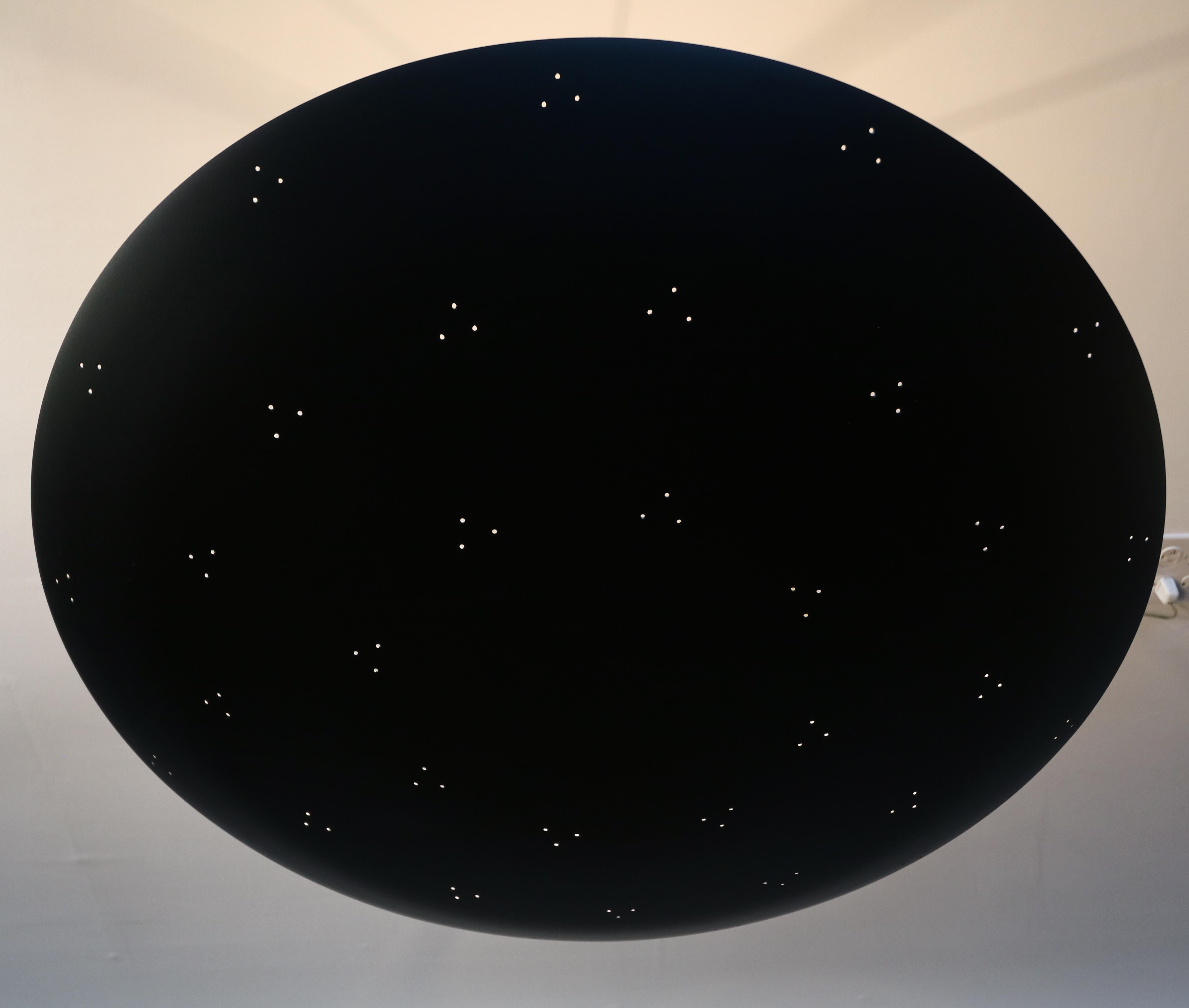Lampadario a sospensione conico/convesso in ottone e metallo nero traforato personalizzato in vendita 1