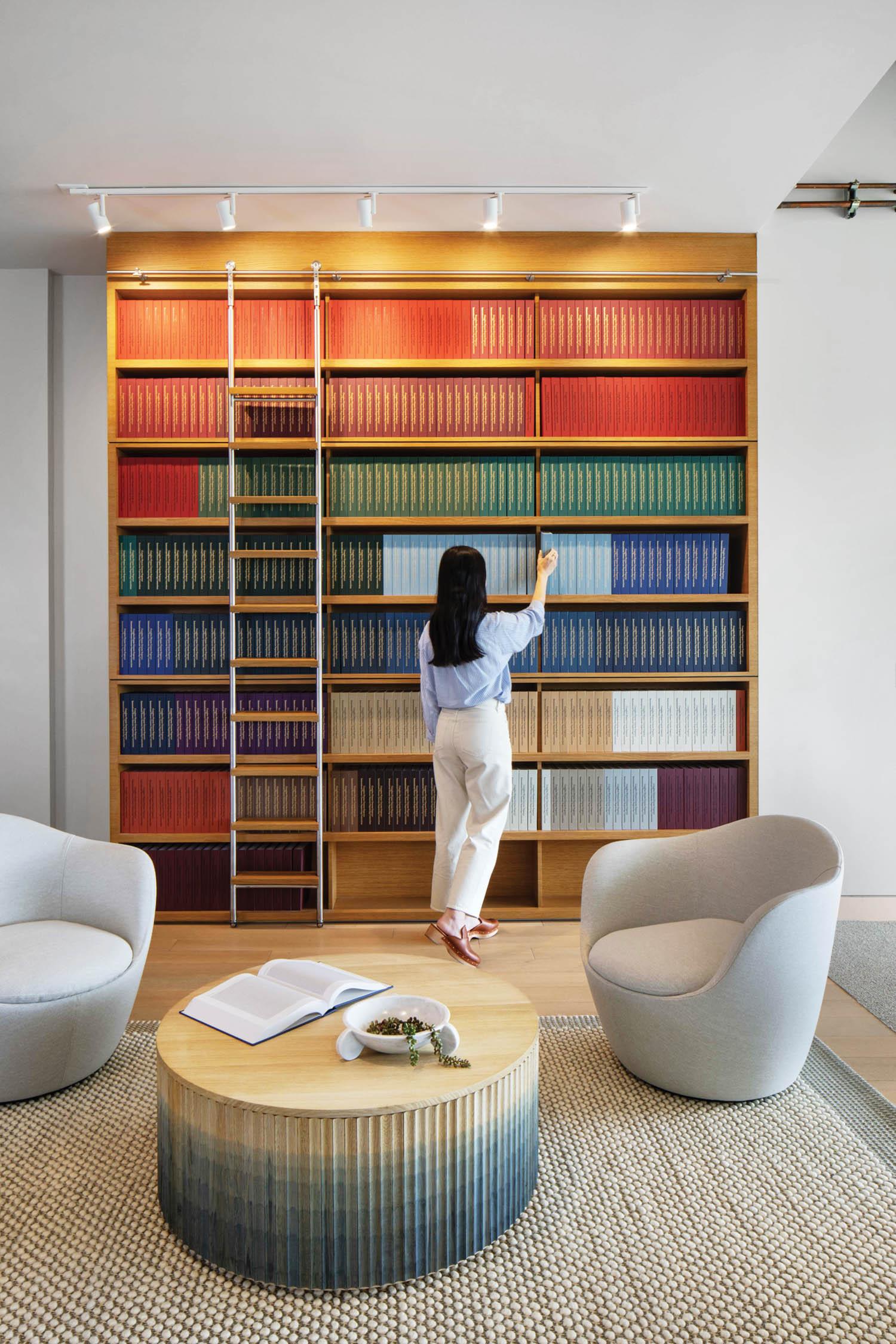 Tavolino Pilar personalizzato / Ombré blu su acero + piano Crema Marfil in vendita 1