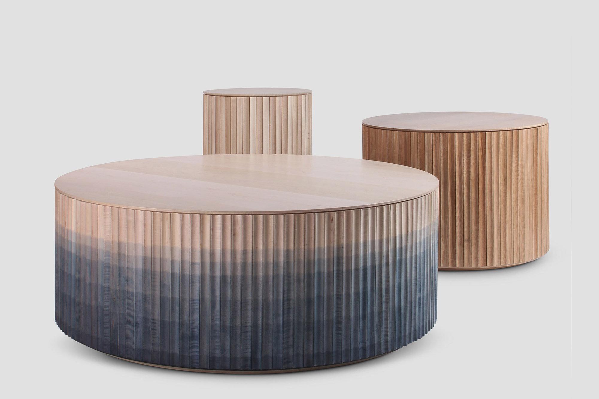 XXI secolo e contemporaneo Tavolino Pilar personalizzato / Ombré blu su acero + piano Crema Marfil in vendita