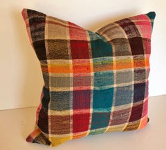 Coussin personnalisé de la Maison Suzanne, découpé dans un tissu berbère marocain en coton