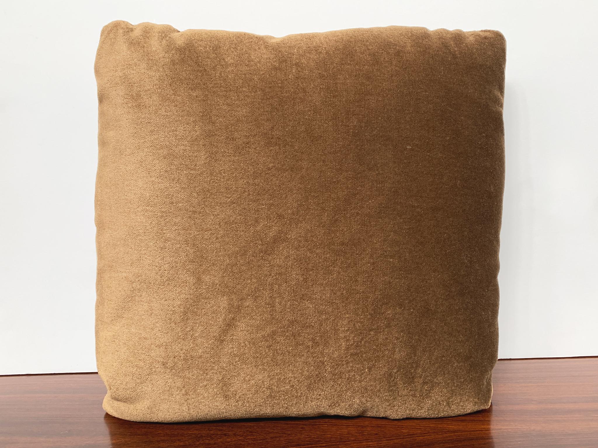 Nouveau coussin sur mesure en velours mohair de Schumacher. Le mohair est lisse et doux. Il a une riche couleur brun café qui prend un ton bronze à la lumière. Son rembourrage est une combinaison de mousse et de duvet, très confortable et idéal pour