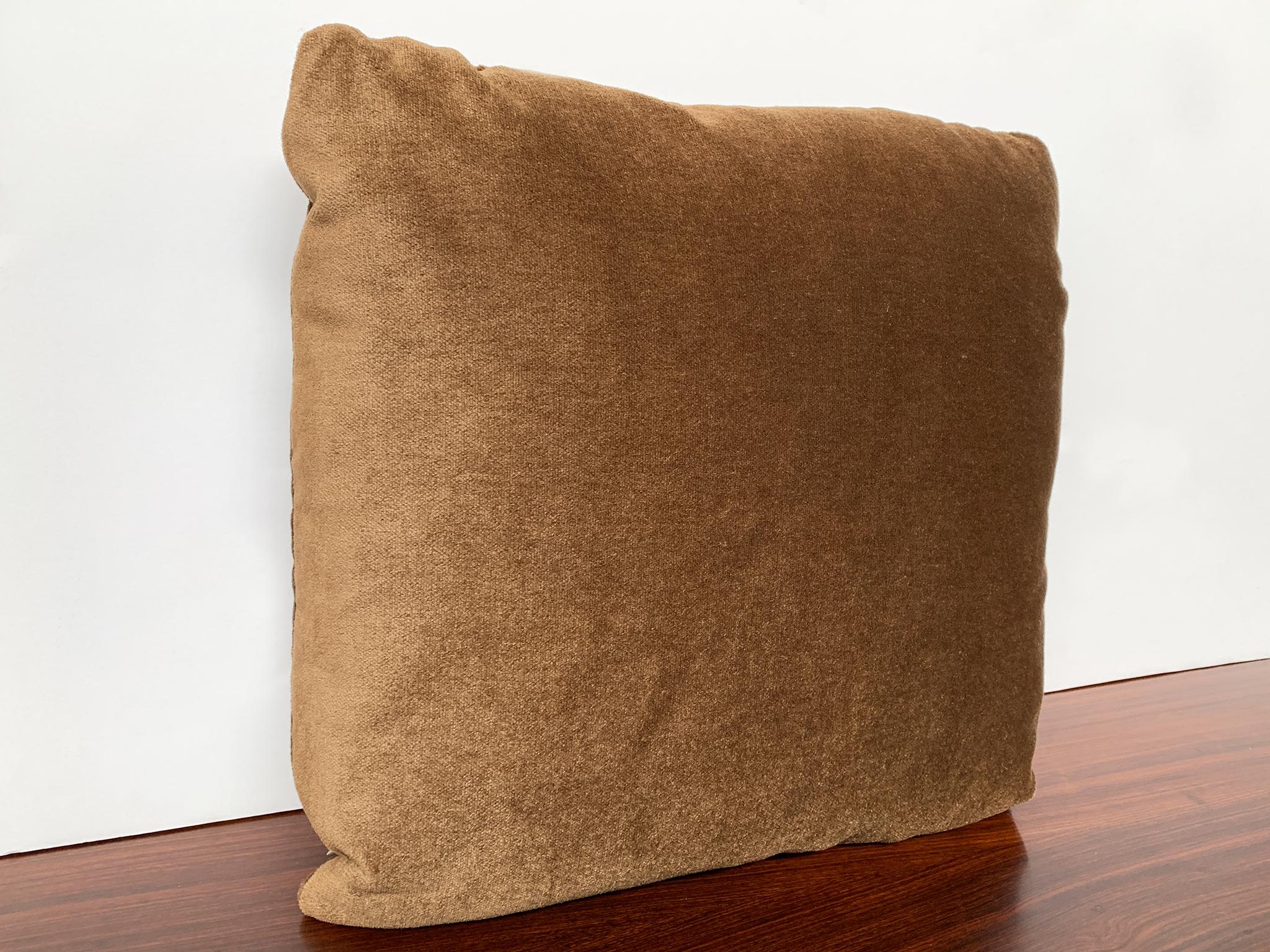 Américain Coussin personnalisé en velours mohair marron de Schumacher en vente