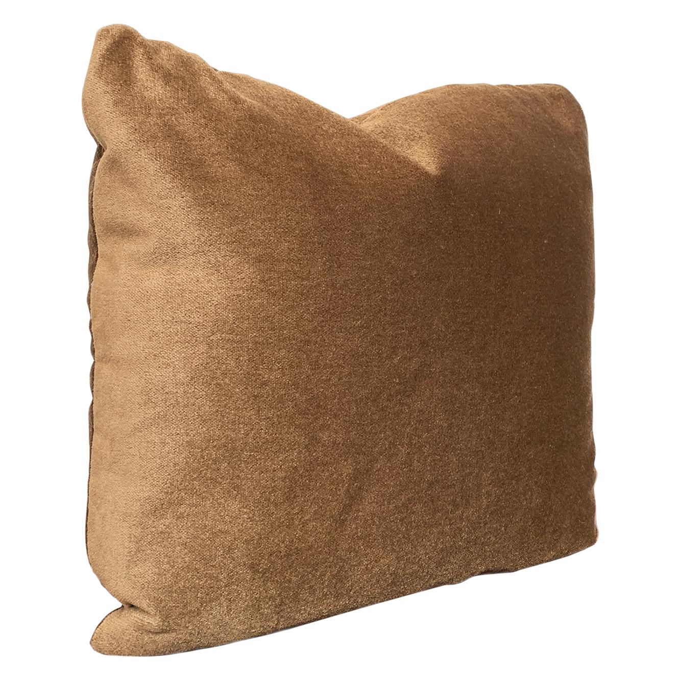 Coussin personnalisé en velours mohair marron de Schumacher en vente