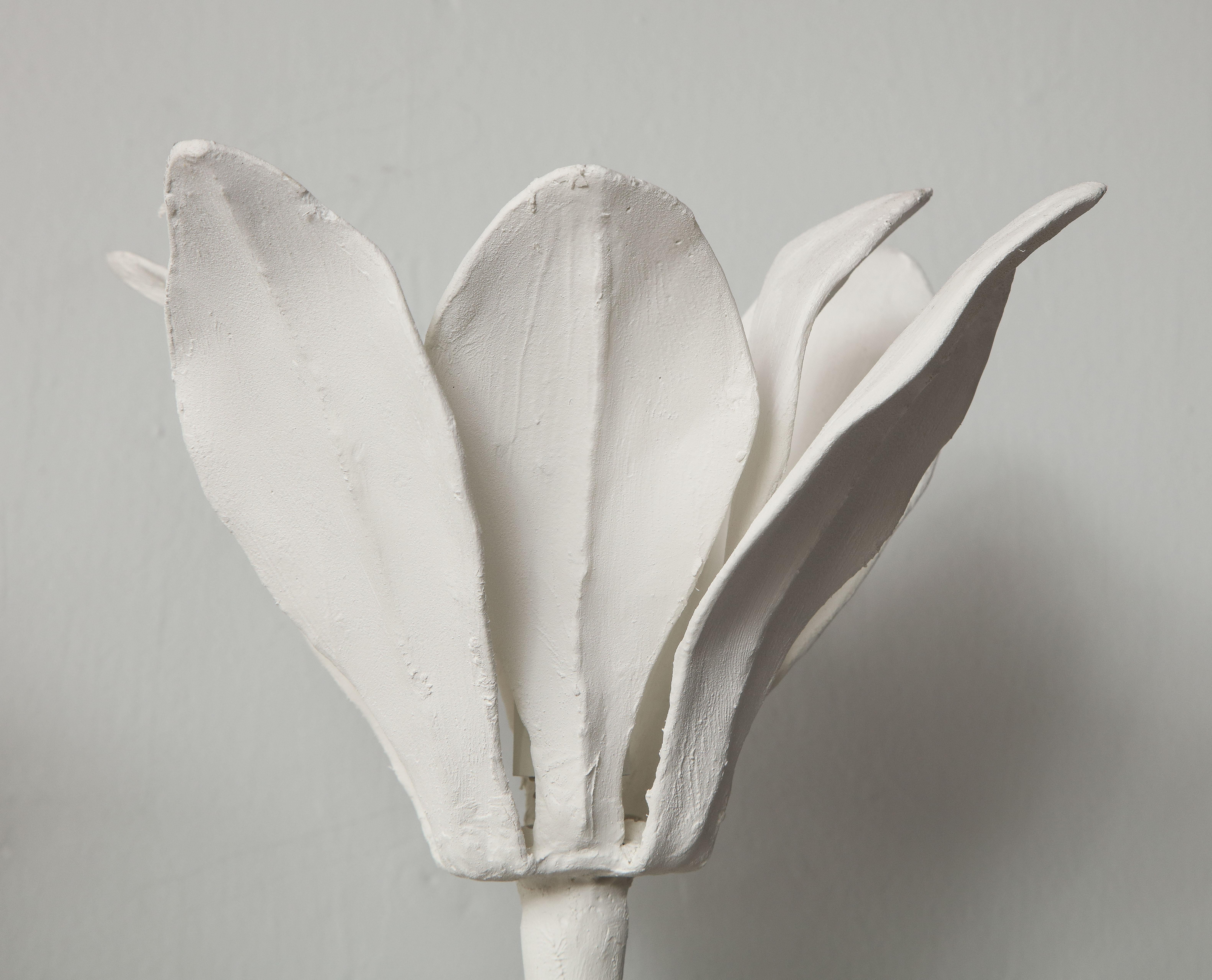 Américain Paire d'appliques à fleur unique en plâtre sur mesure en vente