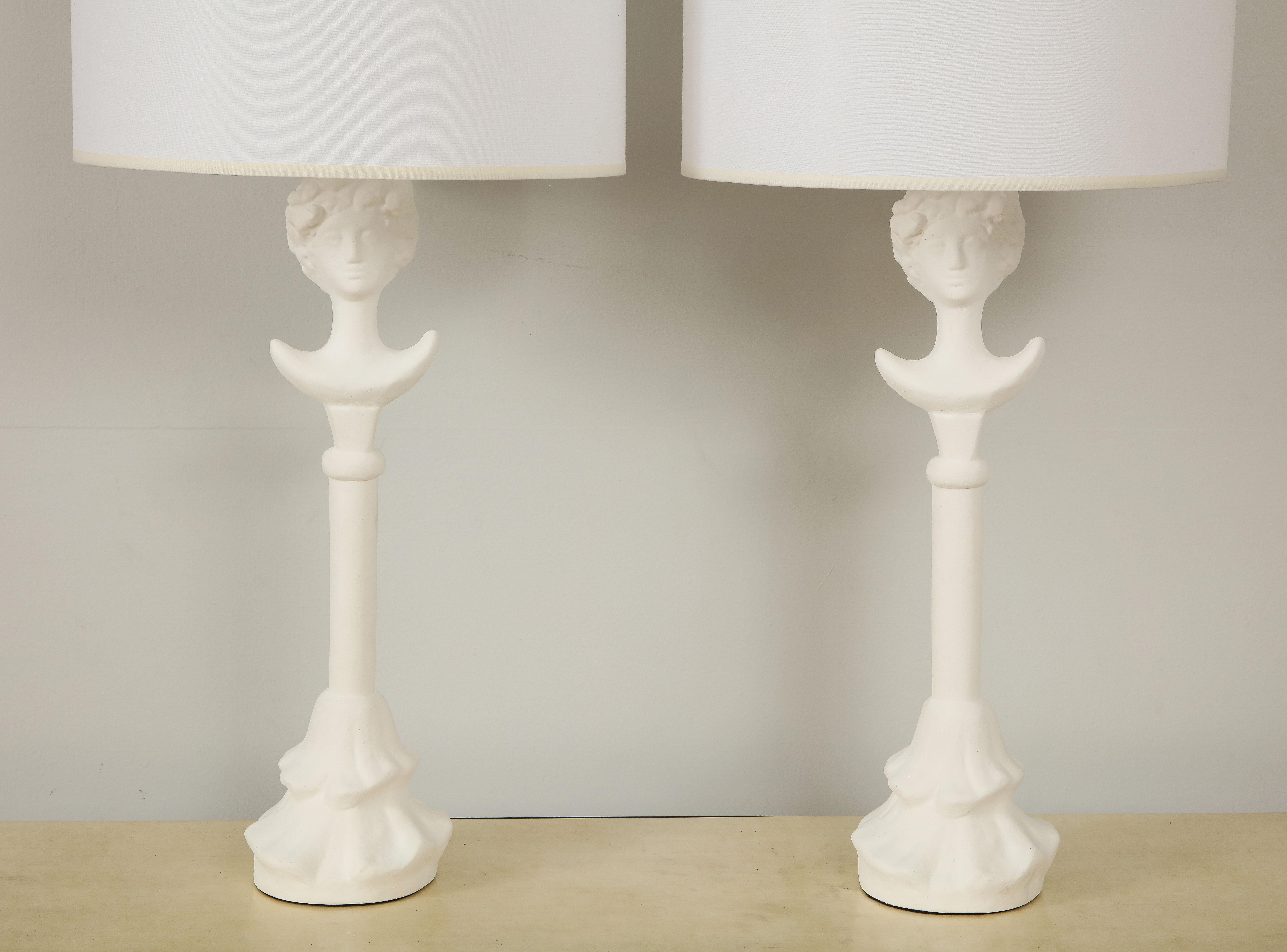 Paar Tischlampen aus Gips von Gio. 
Die Lampen sind UL-verdrahtet. 
Bitte beachten Sie, dass diese Lampen anpassbar sind. 
Die Vorlaufzeit für Sonderanfertigungen beträgt 8-10 Wochen. 
