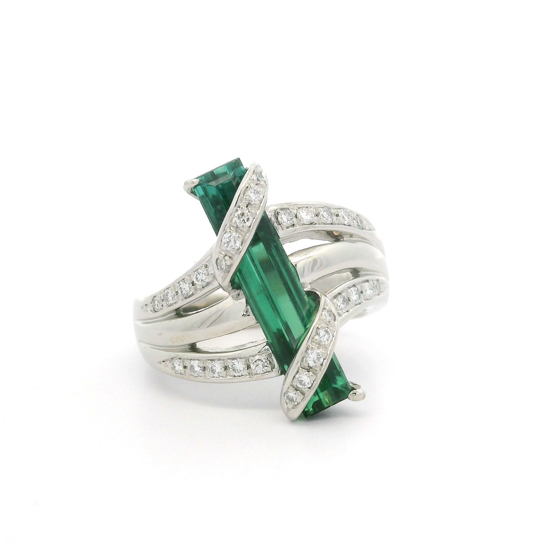 Anillo Envolvente de Platino con Turmalina Verde Larga y Diamantes de 4,13 ctw en venta 6
