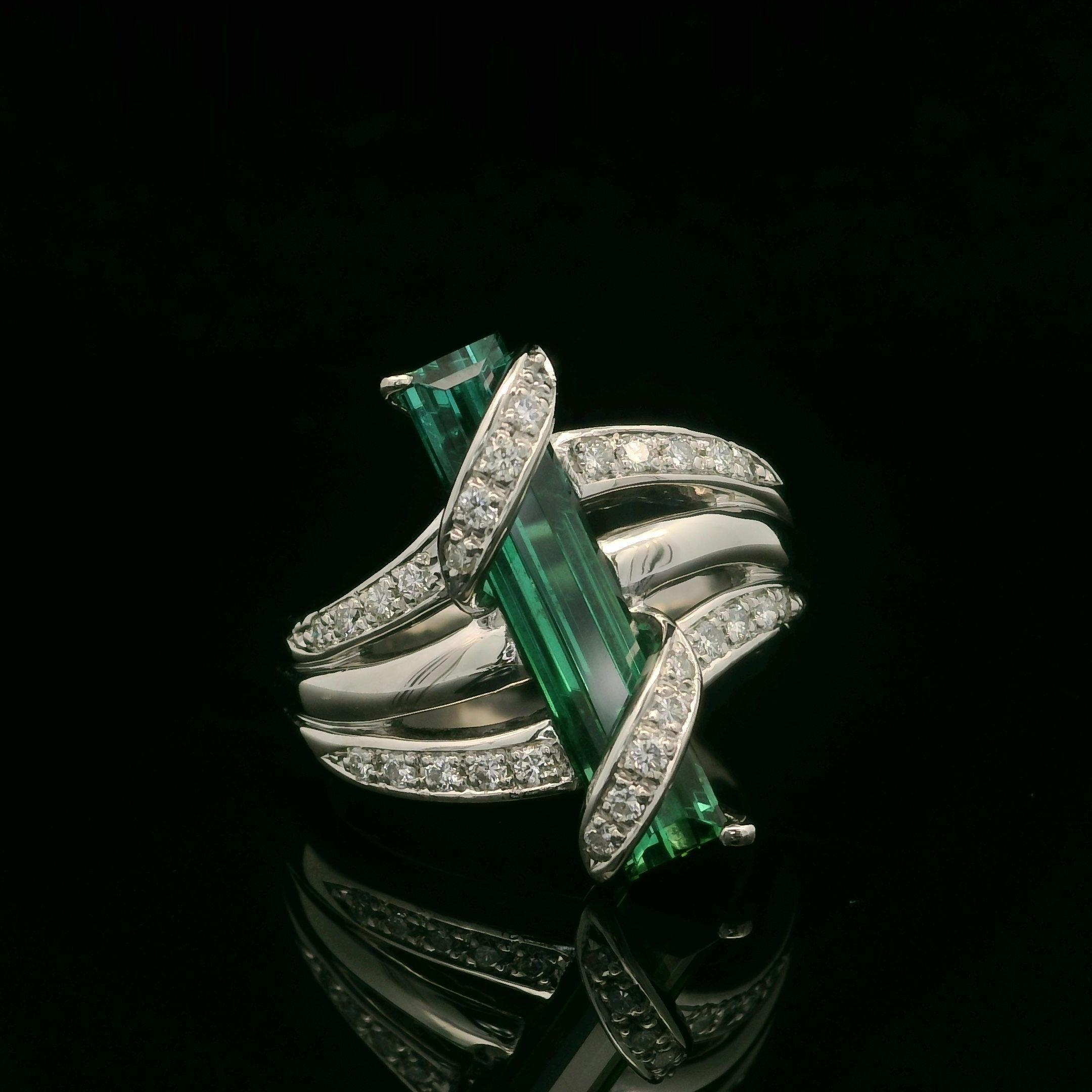 -Piedra(s)-
(1) Turmalina natural auténtica - Talla rectangular larga - Engastada - Color verde limpio muy bonito - 21,6x4,3 mm (aprox.) - 3,76 ct (exacto)
Numerosos Diamantes Naturales Auténticos - Talla Brillante Redonda - Engastados - Color G/H -