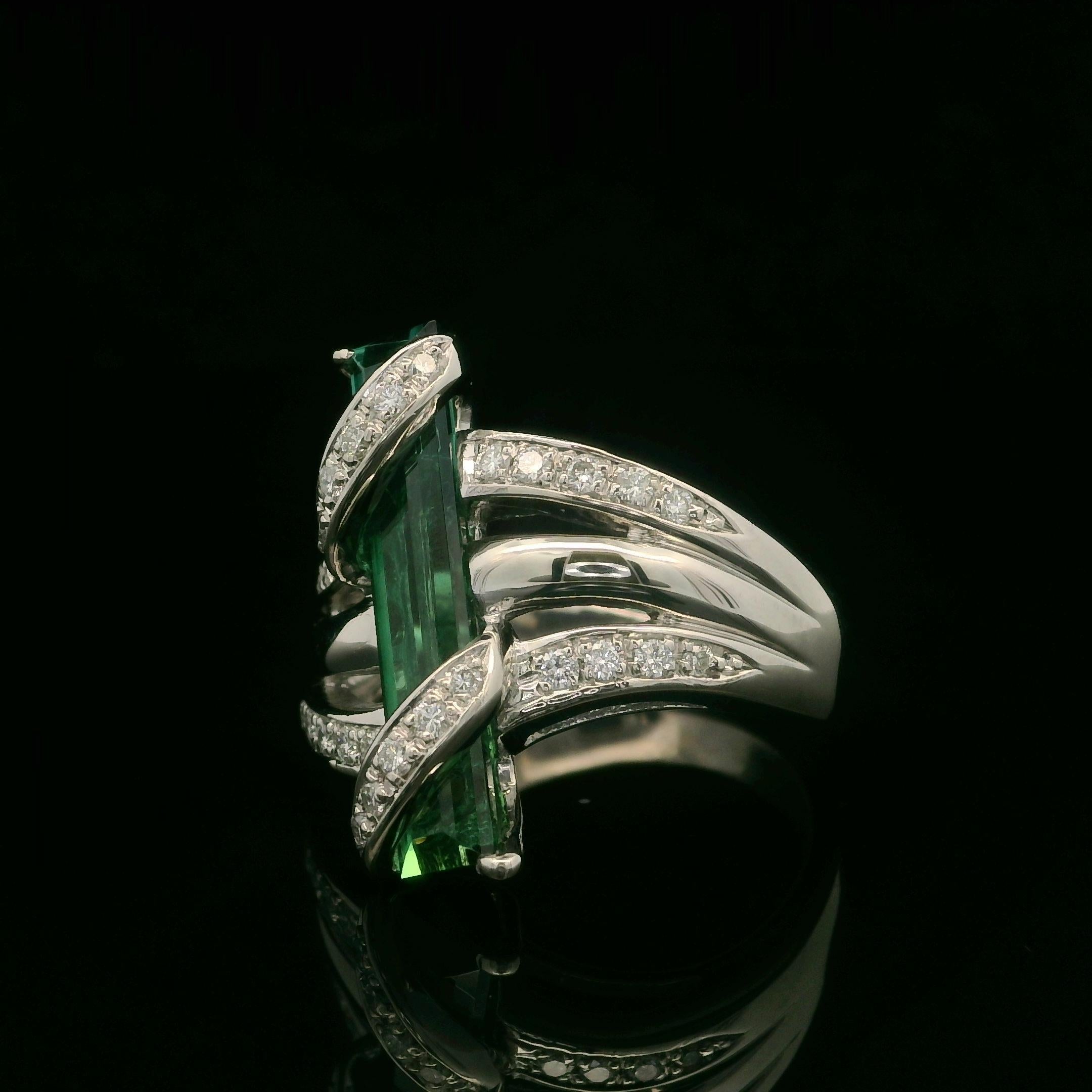 Anillo Envolvente de Platino con Turmalina Verde Larga y Diamantes de 4,13 ctw Corte brillante en venta