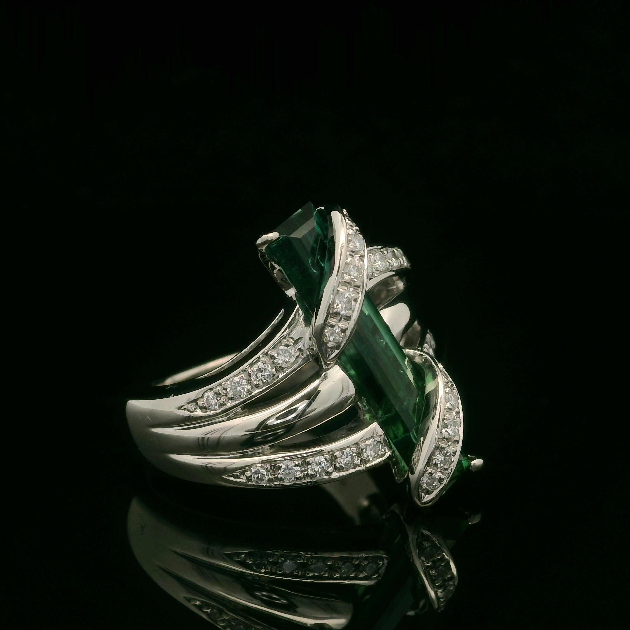 Anillo Envolvente de Platino con Turmalina Verde Larga y Diamantes de 4,13 ctw en Excelente estado para la venta en Montclair, NJ