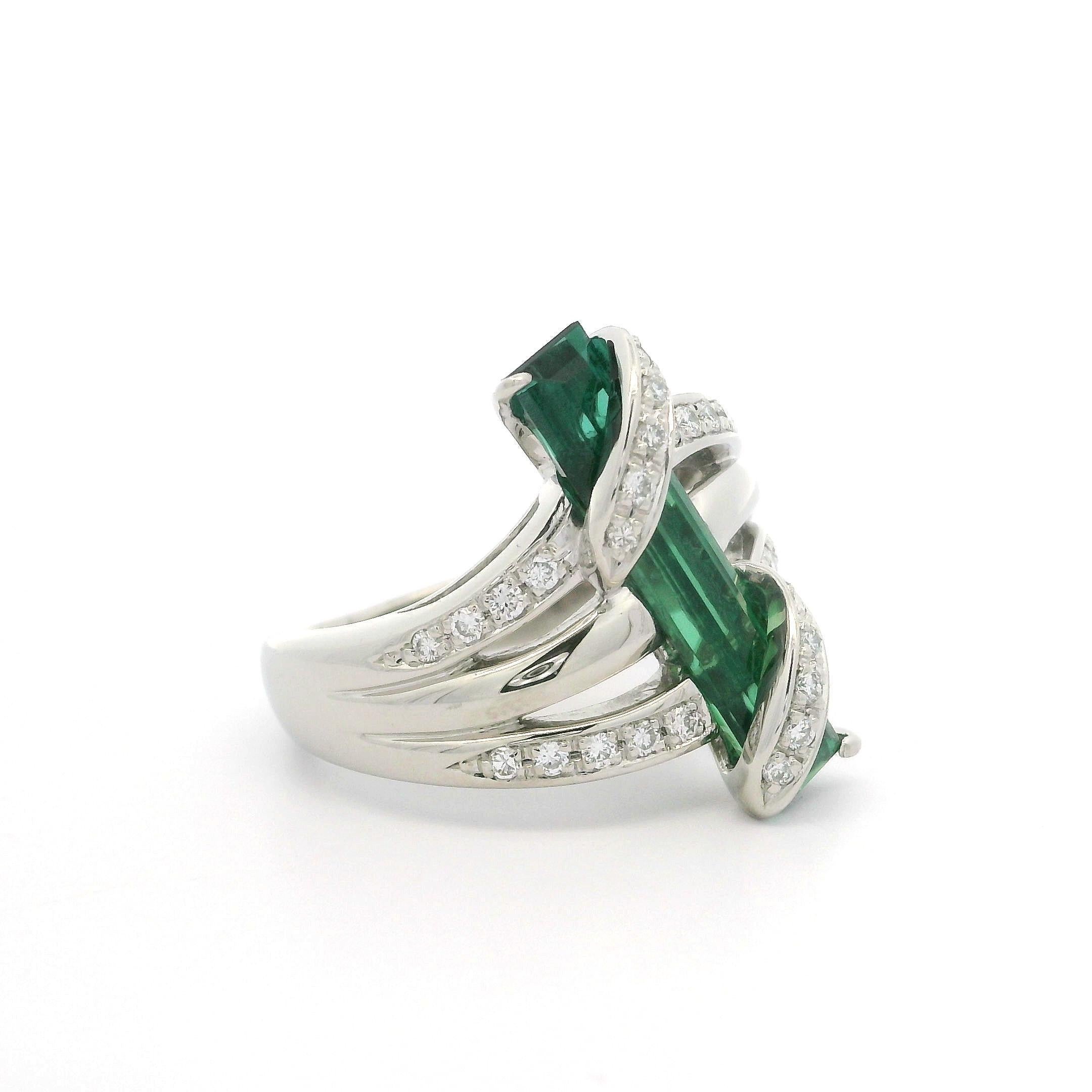 De las mujeres Anillo Envolvente de Platino con Turmalina Verde Larga y Diamantes de 4,13 ctw en venta