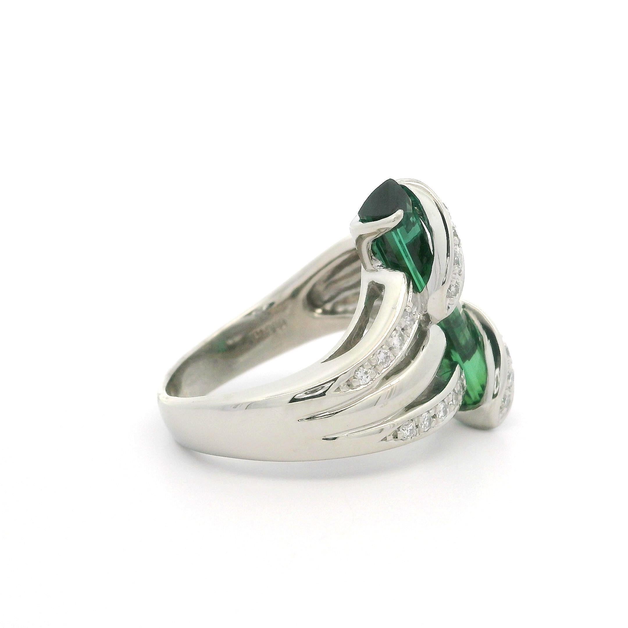 Anillo Envolvente de Platino con Turmalina Verde Larga y Diamantes de 4,13 ctw en venta 1