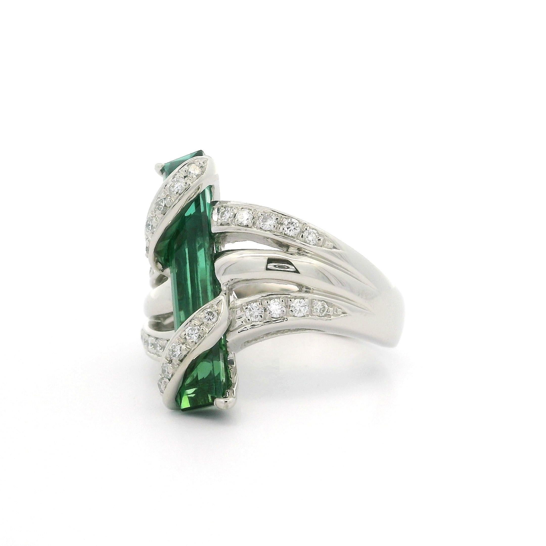Anillo Envolvente de Platino con Turmalina Verde Larga y Diamantes de 4,13 ctw en venta 2
