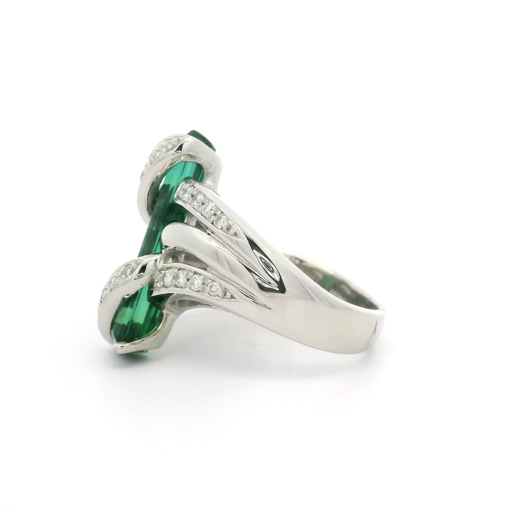 Anillo Envolvente de Platino con Turmalina Verde Larga y Diamantes de 4,13 ctw en venta 3