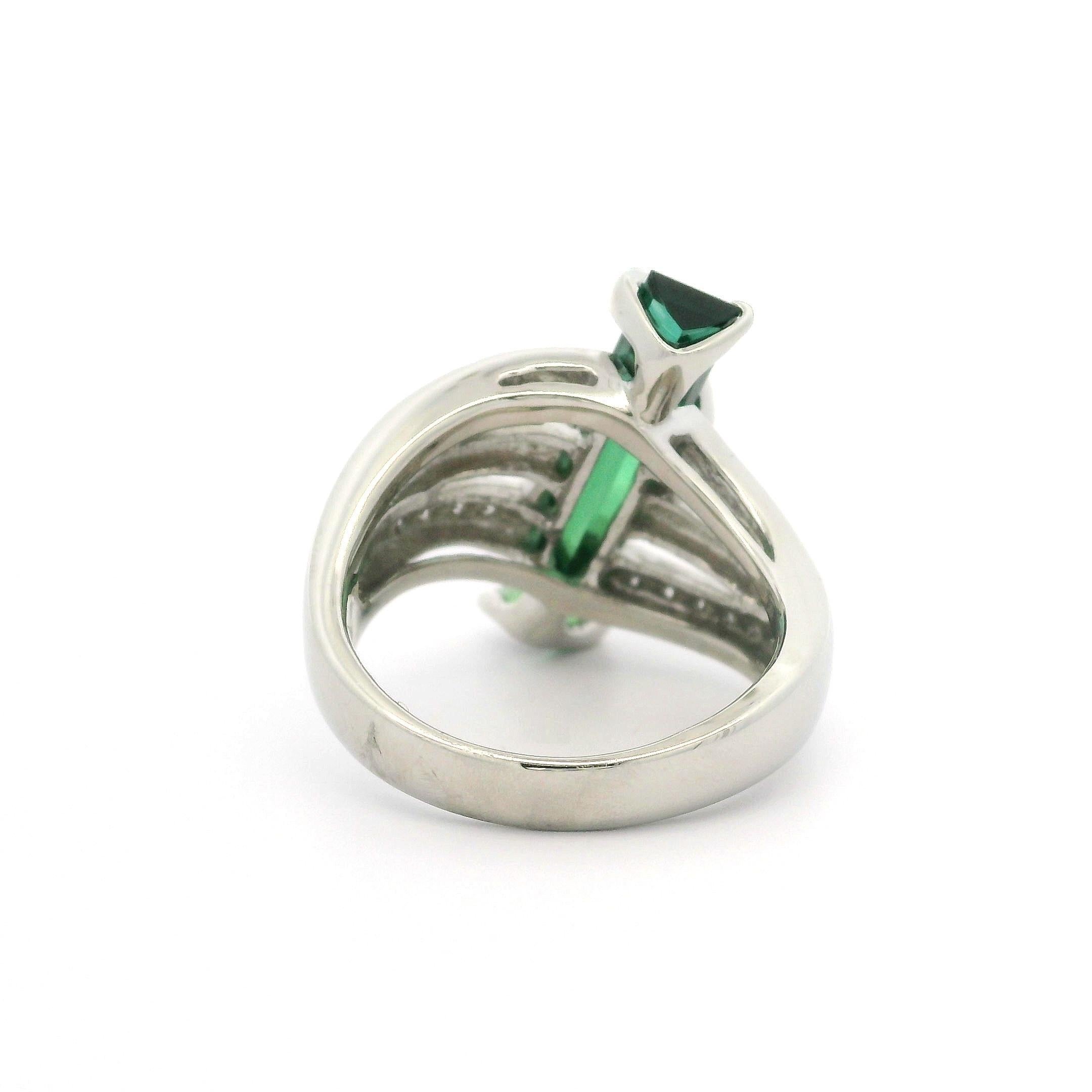 Anillo Envolvente de Platino con Turmalina Verde Larga y Diamantes de 4,13 ctw en venta 4