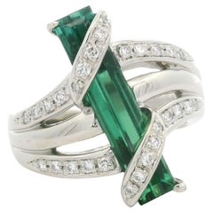 Anillo Envolvente de Platino con Turmalina Verde Larga y Diamantes de 4,13 ctw