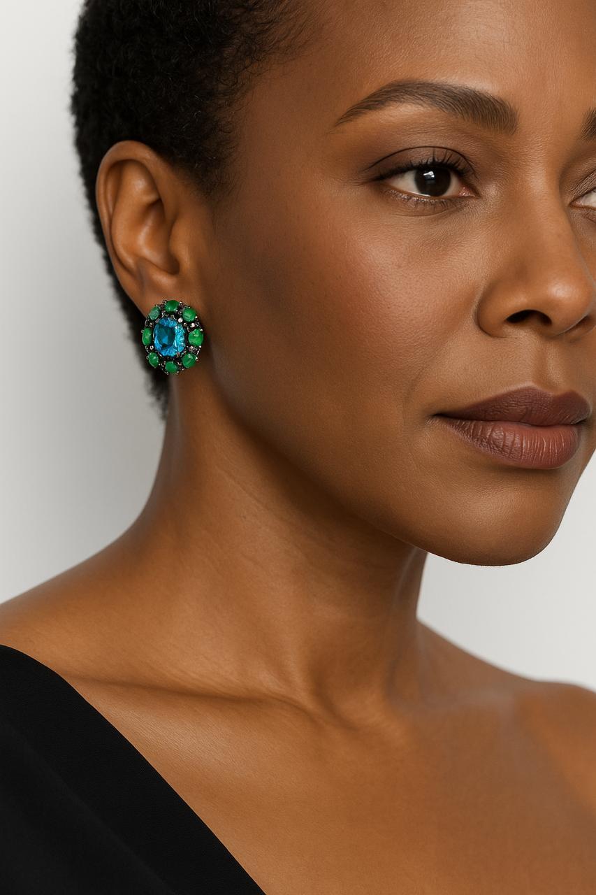 ORDINE PERSONALIZZATO
Stile complessivo: Questi orecchini presentano un design classico ed elegante con una forte enfasi sul colore e sulla brillantezza delle gemme. L'incastonatura a raggiera di forma ovale mette in risalto il topazio blu centrale