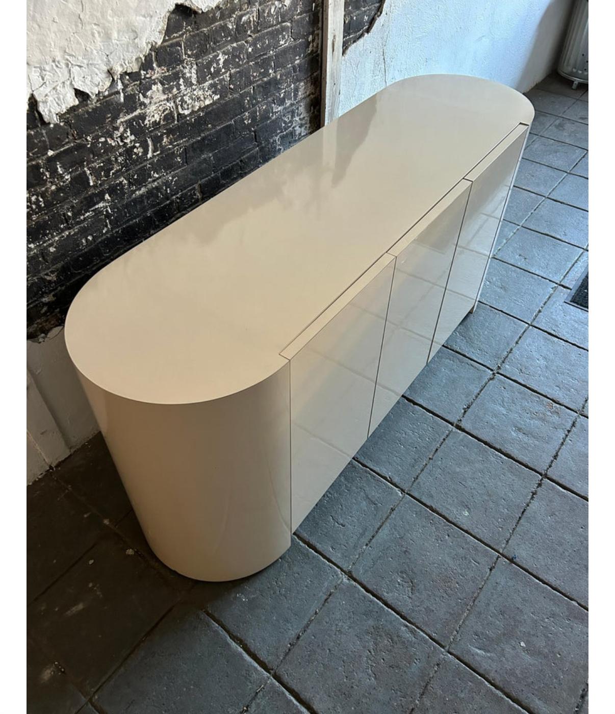 Aparador postmoderno Pop art personalizado de 3 puertas con forma de pastilla beige Carpintería