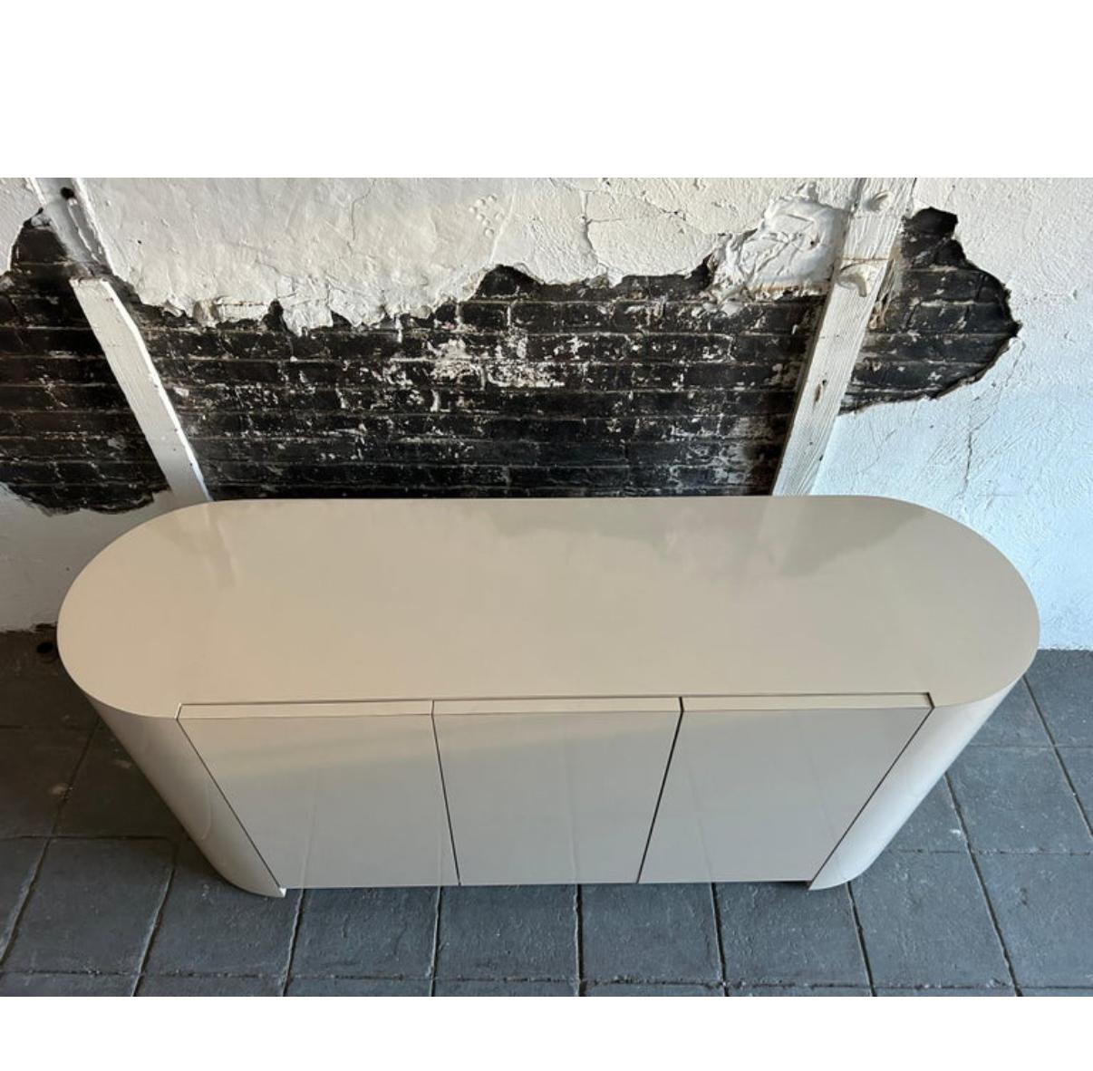 Aparador postmoderno Pop art personalizado de 3 puertas con forma de pastilla beige Laminado