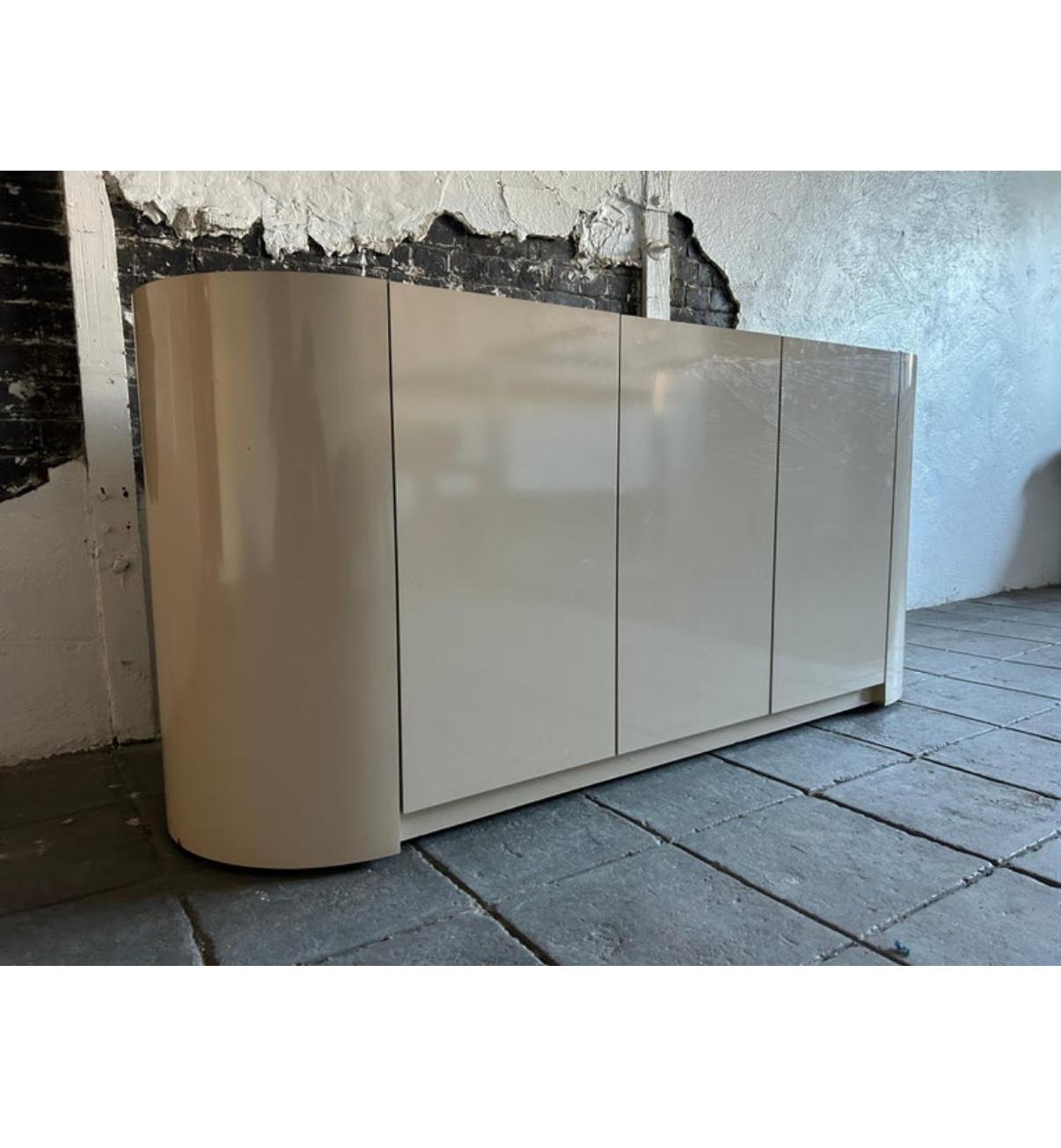 Aparador postmoderno Pop art personalizado de 3 puertas con forma de pastilla beige 1