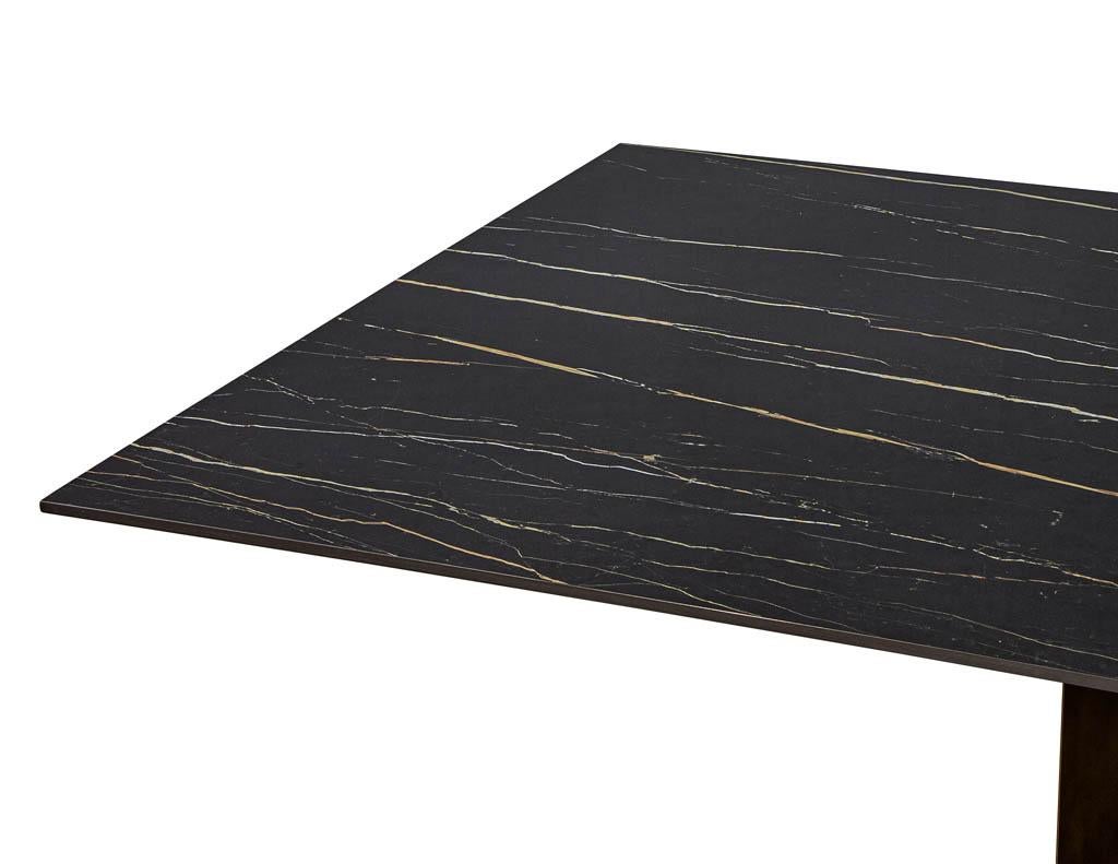 XXIe siècle et contemporain Table de salle à manger moderne en porcelaine sur mesure avec base en laiton par Carrocel en vente
