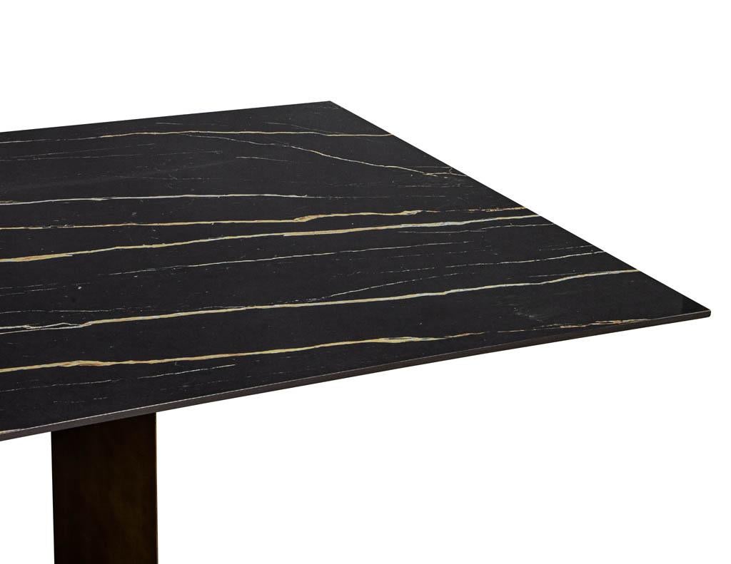 Table de salle à manger moderne en porcelaine sur mesure avec base en laiton par Carrocel en vente 1