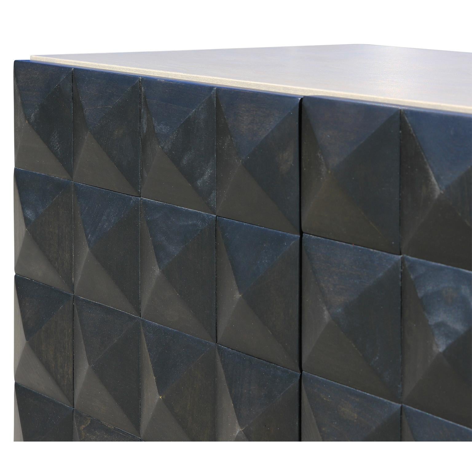 Maßgefertigtes postmodernes brutalistisches Sideboard aus schwarzem und natürlichem Pyramidenholz im Zustand „Neu“ im Angebot in Houston, TX