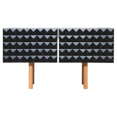 Maßgefertigtes postmodernes brutalistisches Sideboard aus schwarzem und natürlichem Pyramidenholz