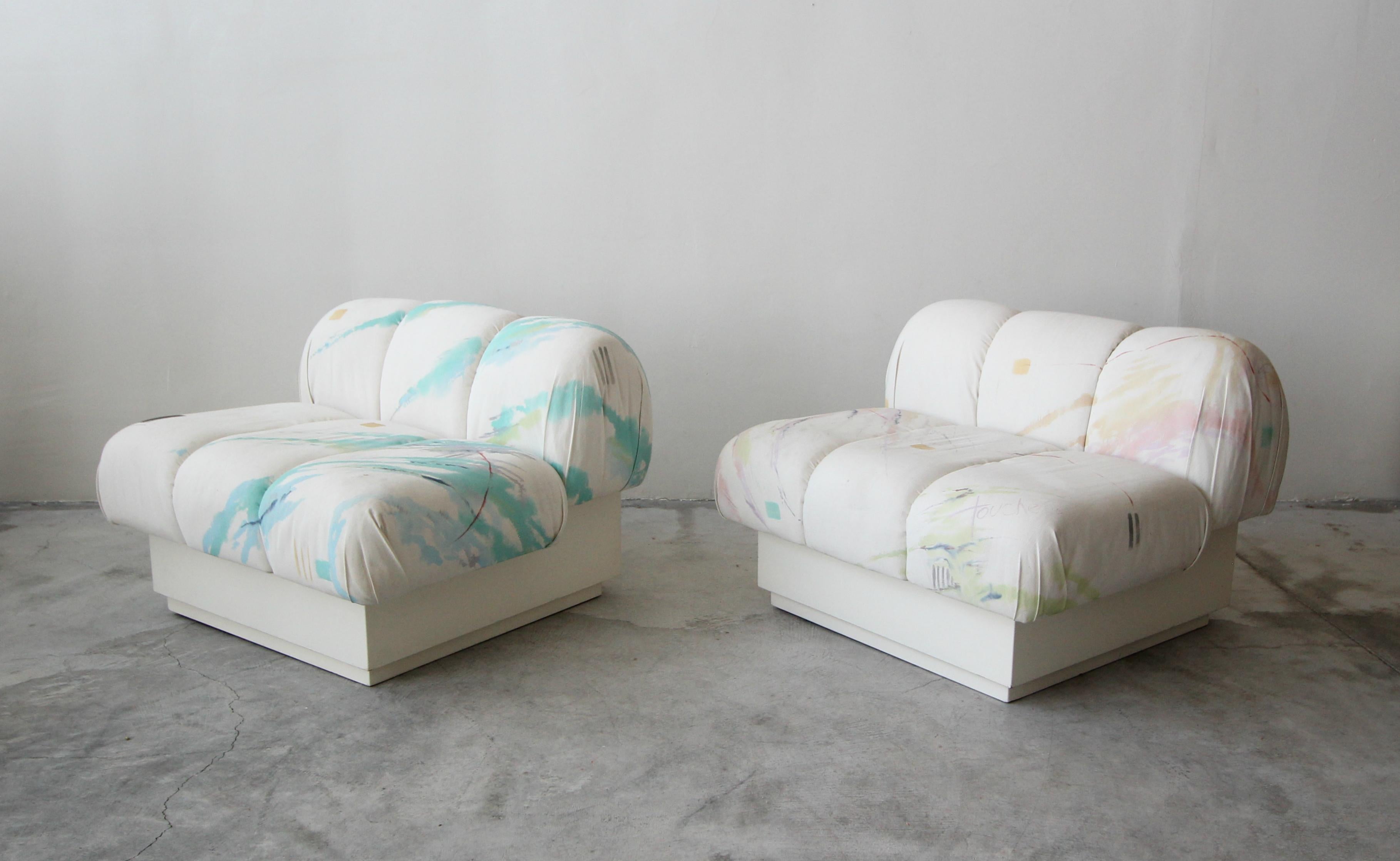 Custom Postmodern Italian Style Pair of Slipper Chairs Artist Signed Fabric im Zustand „Gut“ in Las Vegas, NV
