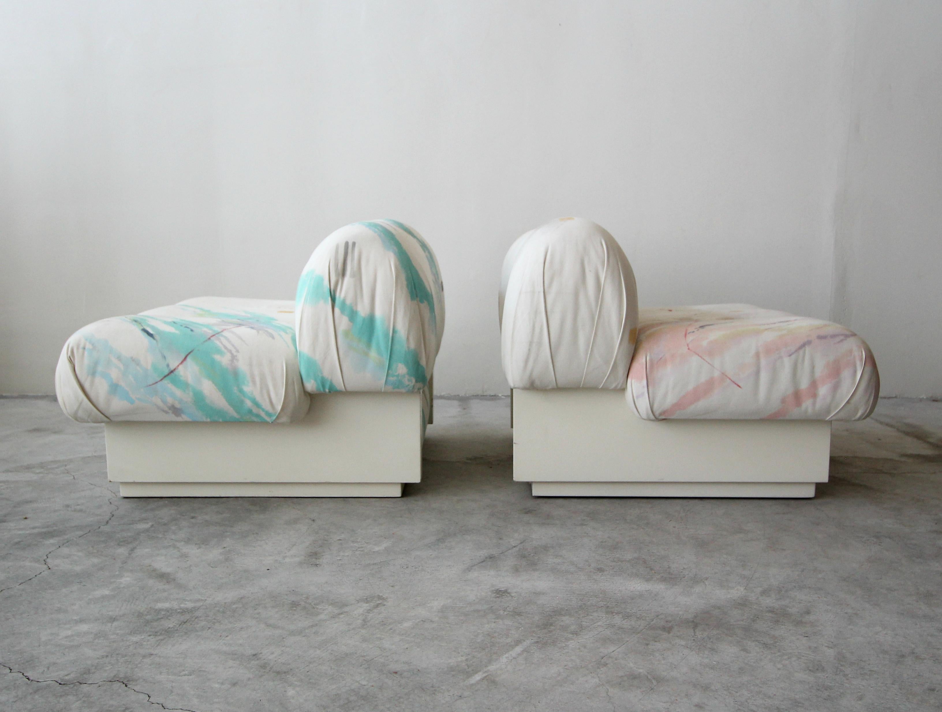 Custom Postmodern Italian Style Pair of Slipper Chairs Artist Signed Fabric (20. Jahrhundert)