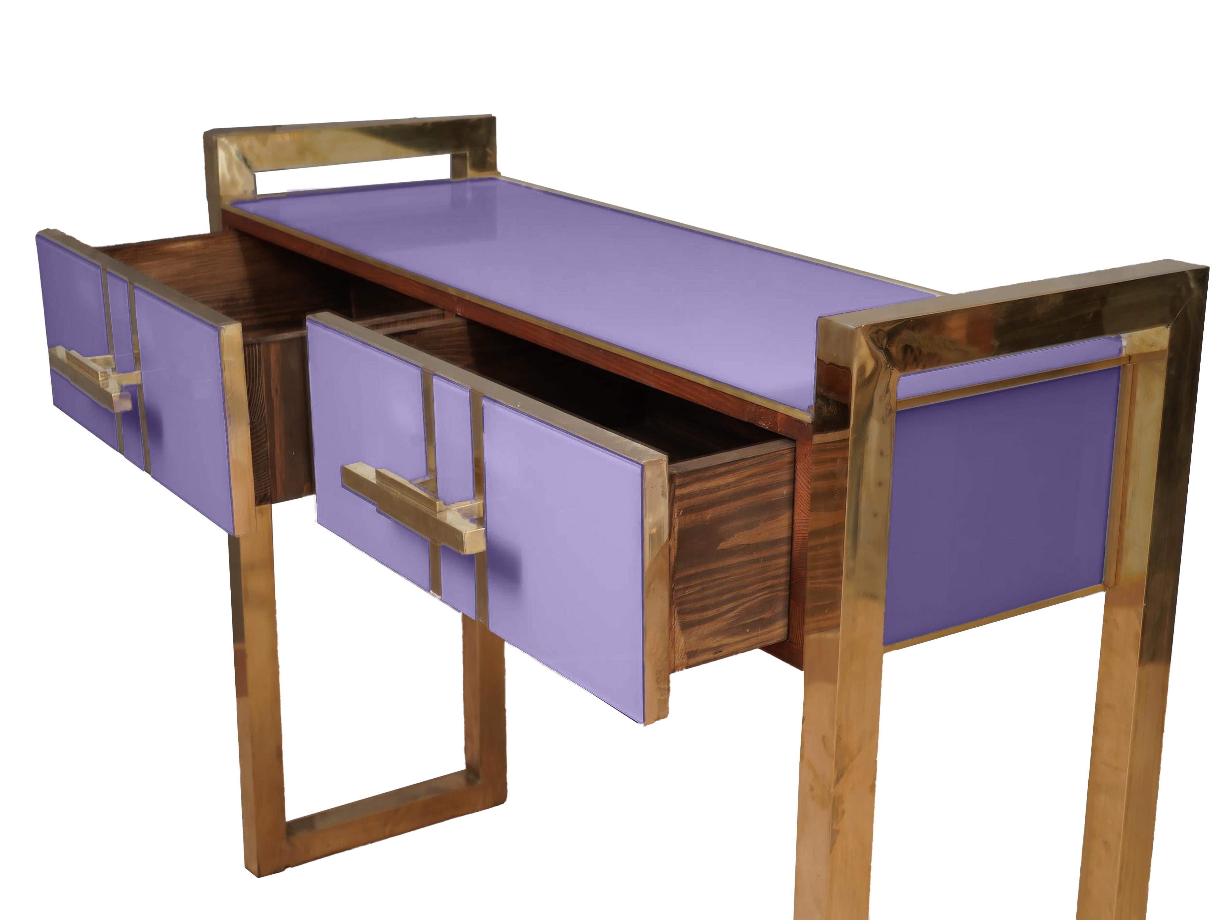 Italian Table console en verre de Murano violet personnalisée avec pieds en laiton disponible en vente