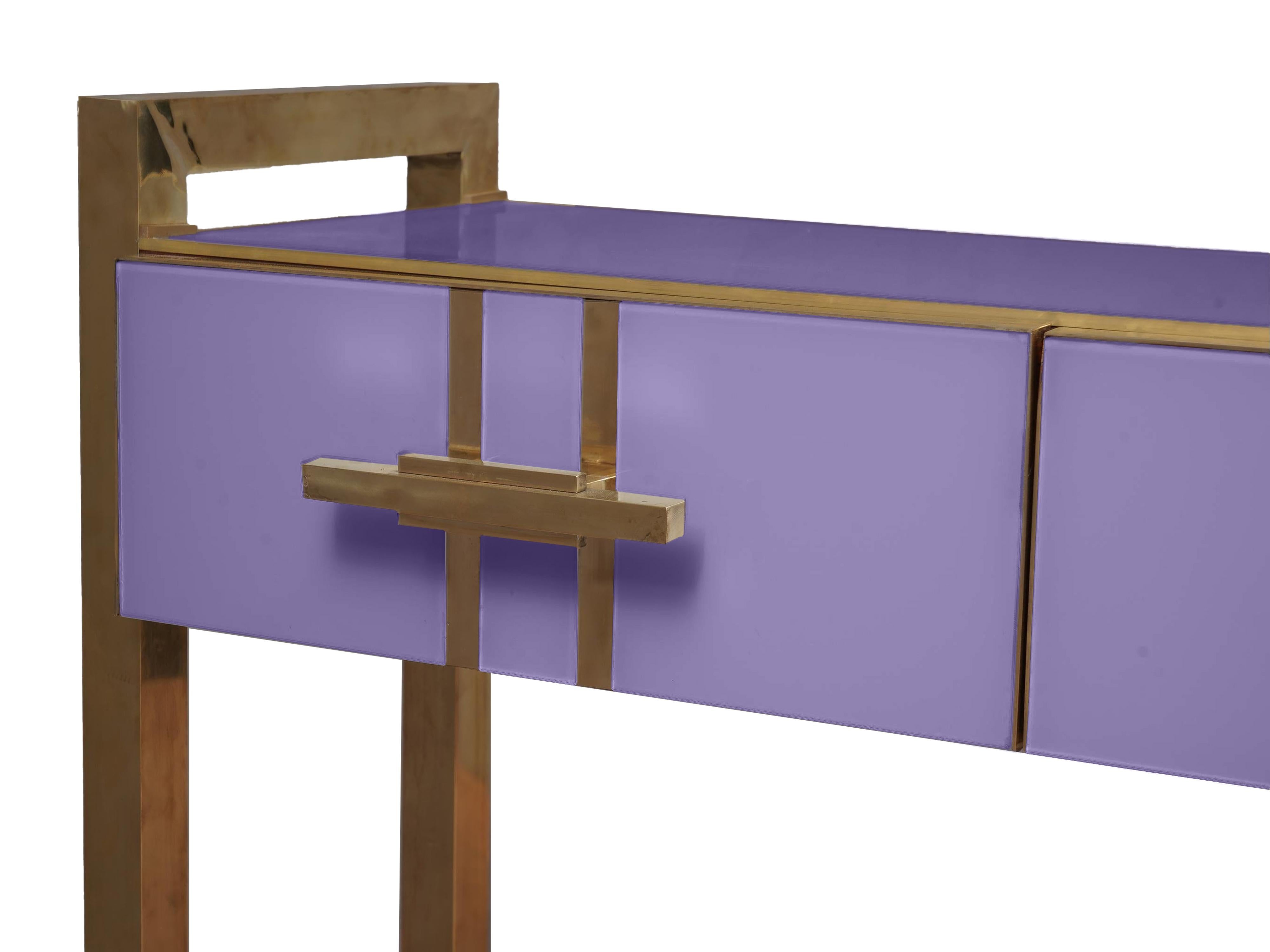 Biseauté Table console en verre de Murano violet personnalisée avec pieds en laiton disponible en vente