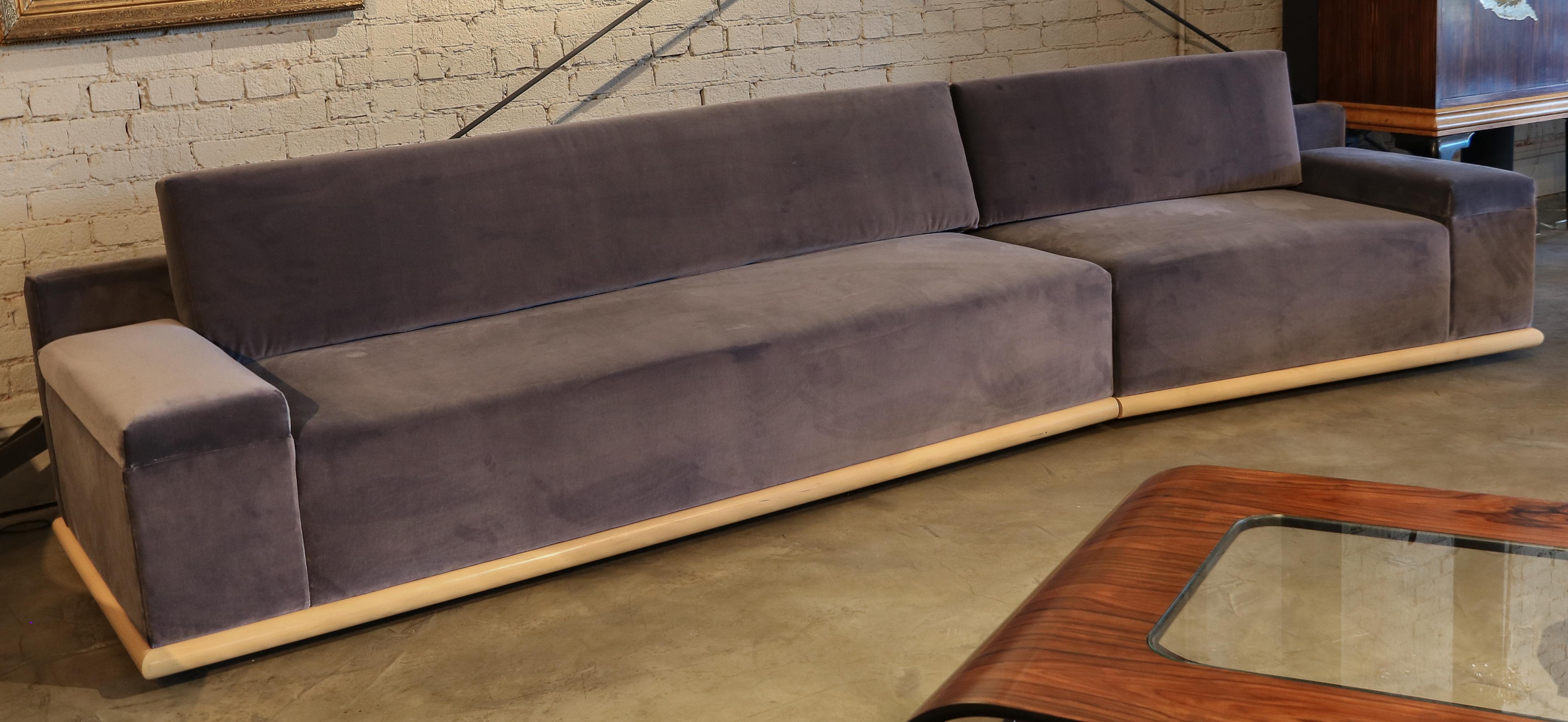 Mid-Century Modern Canapé sectionnel en velours violet sur mesure avec base en bois d'érable par Adesso Imports en vente