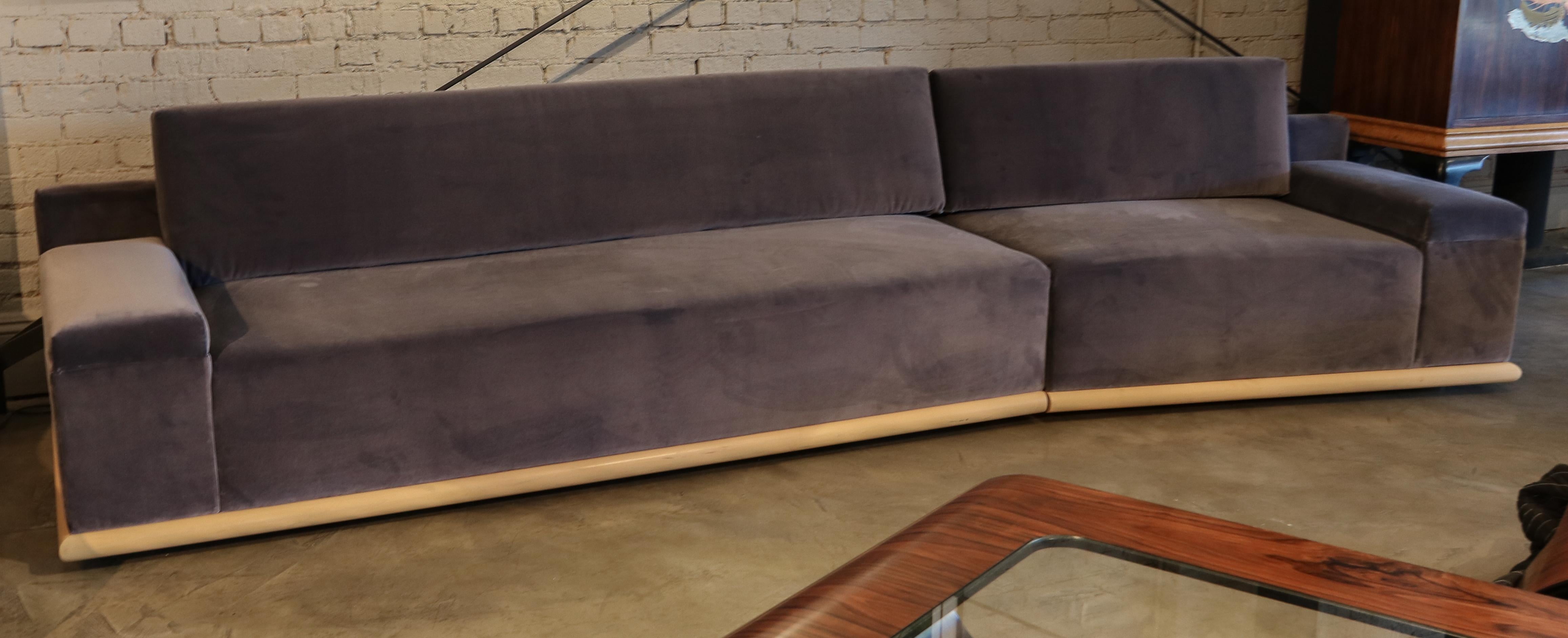 Maßgefertigtes lila Samt-Sofa mit Ahornholzsockel von Adesso Imports (amerikanisch) im Angebot