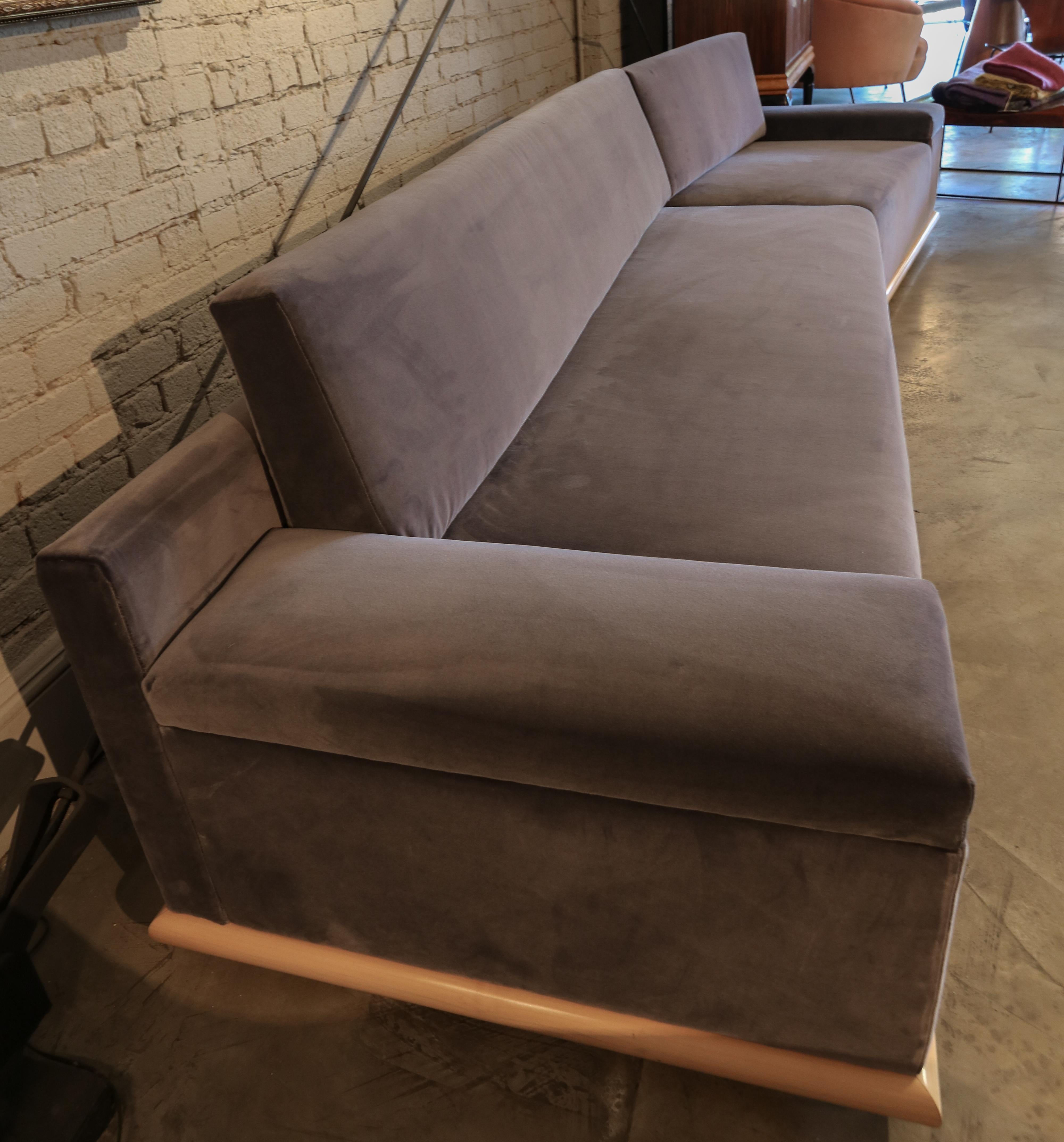 Velluto Divano componibile personalizzato in velluto viola con base in legno d'acero di Adesso Imports in vendita