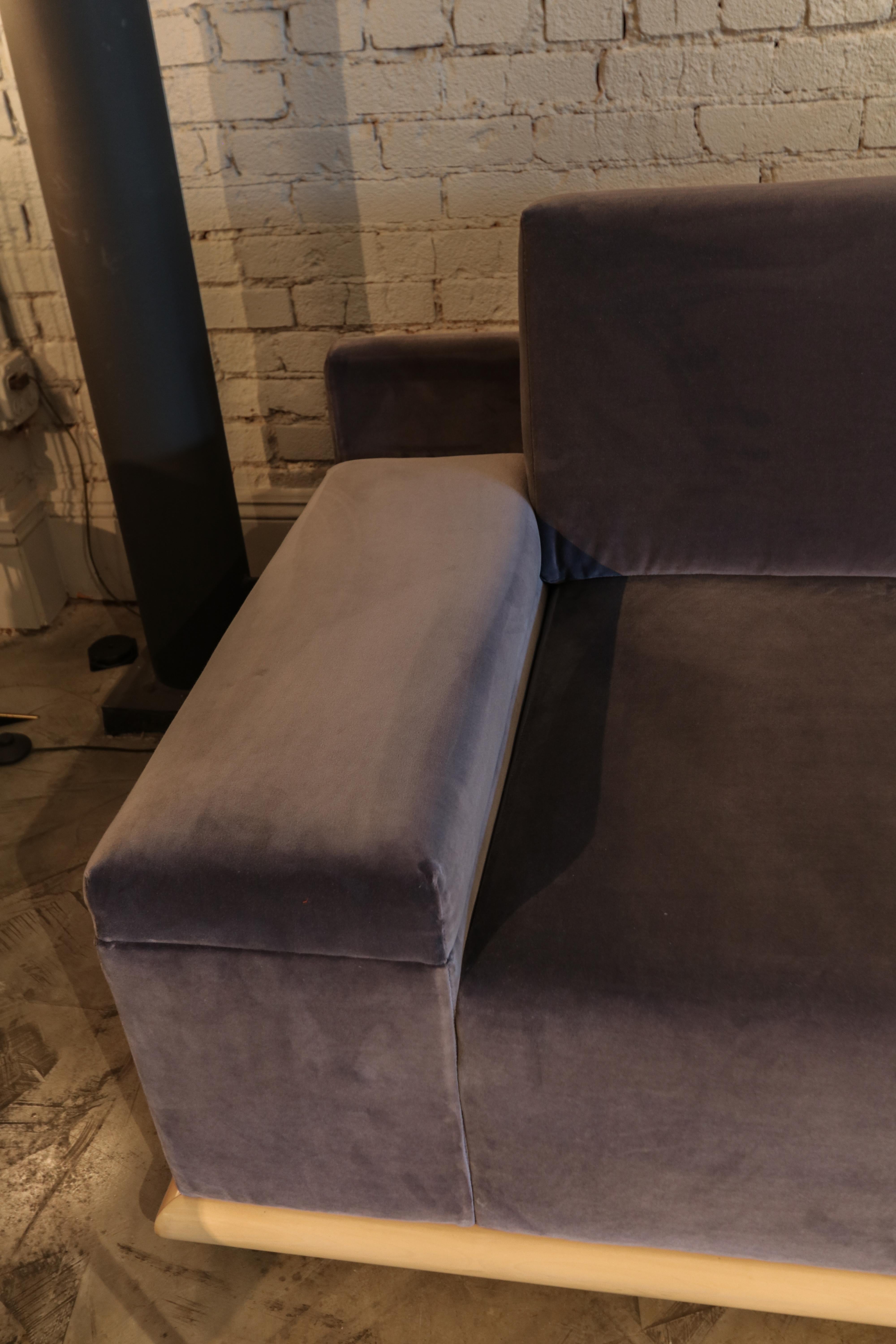 Maßgefertigtes lila Samt-Sofa mit Ahornholzsockel von Adesso Imports im Angebot 2
