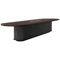 Mesa de reuniones "Radius" a medida con tablero de madera maciza y base de madera de tambor