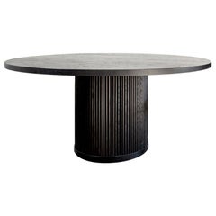 Table de réunion arrondie faite sur mesure avec un plateau en bois massif et une base enveloppée d'un tambour