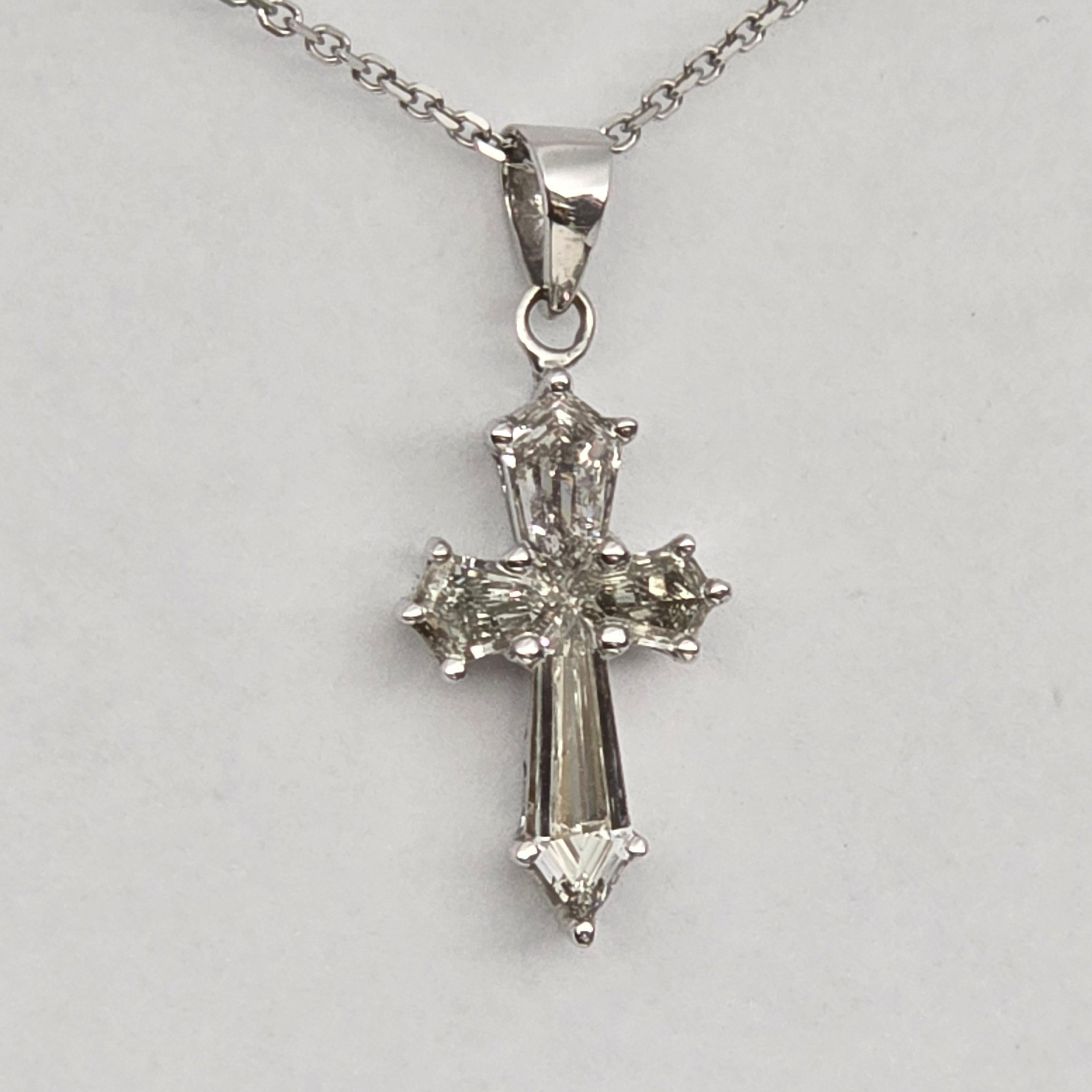 Splendido pendente a forma di croce con diamanti tagliati su misura per un totale di 1,10 carati con purezza VS-SI e colore F-G. La catena è di 18 pollici. Il ciondolo è realizzato in oro 14KT.

Viene fornito con una bella confezione, un certificato