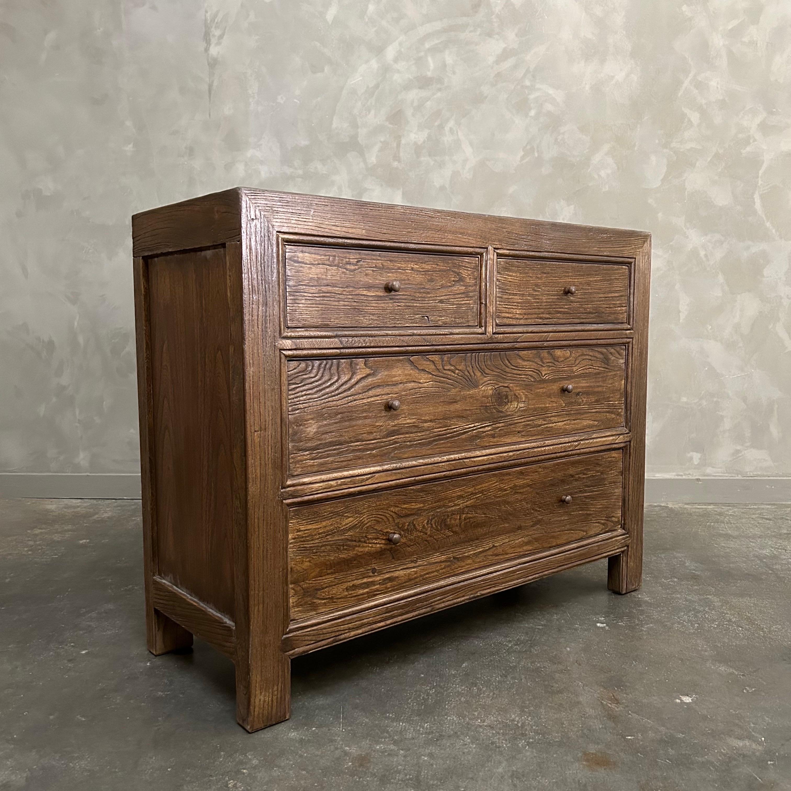 Custom Reclaimed Ulme Wood Kommode Walnuss Finish (Organische Moderne) im Angebot