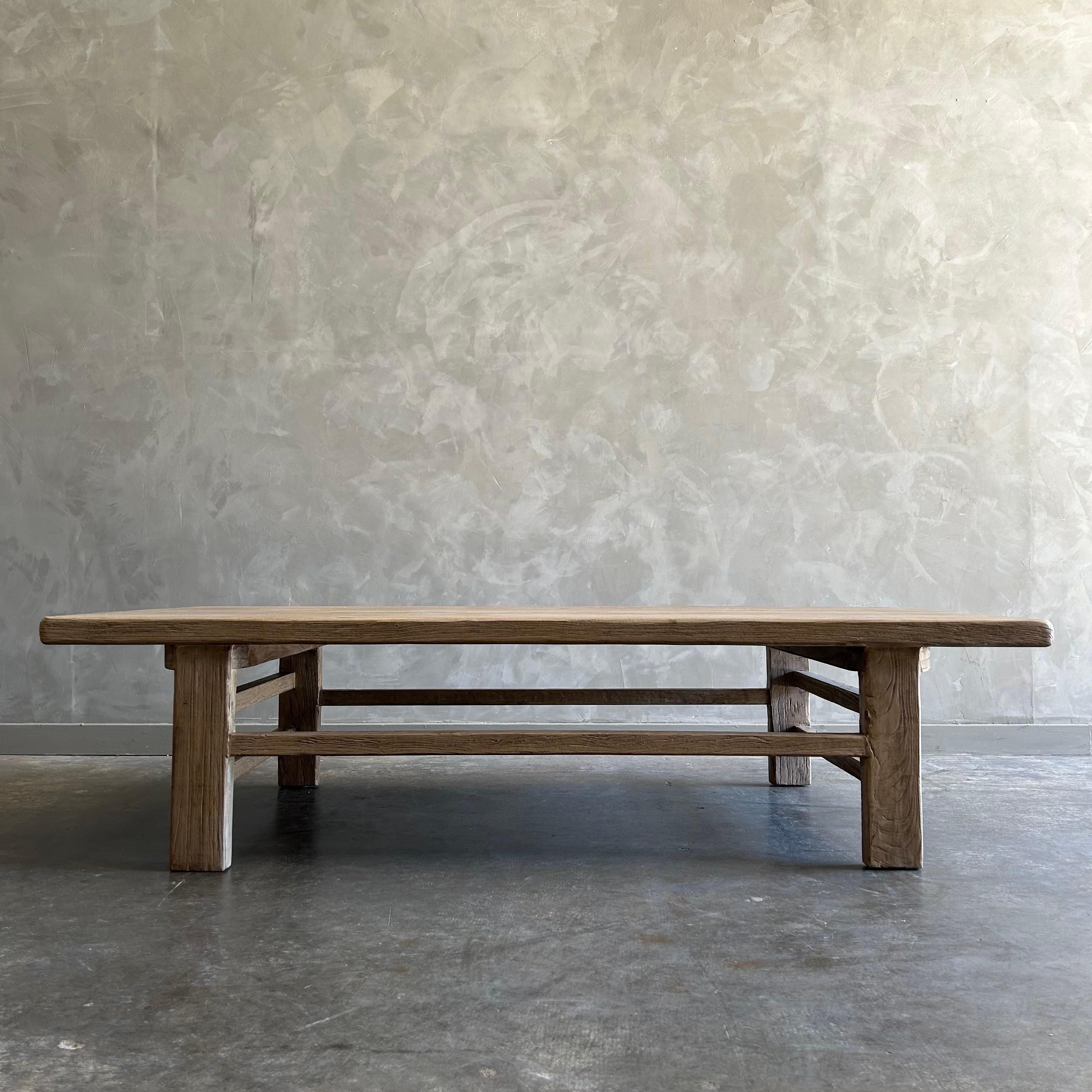 Notre table basse Lucas Reclaimed est le complément parfait de votre espace de vie.  Le plateau de la table en orme massif présente de belles caractéristiques uniques dans le bois.  Il n'y en a pas deux pareils
Finition : Nature / Cire
Dimensions :